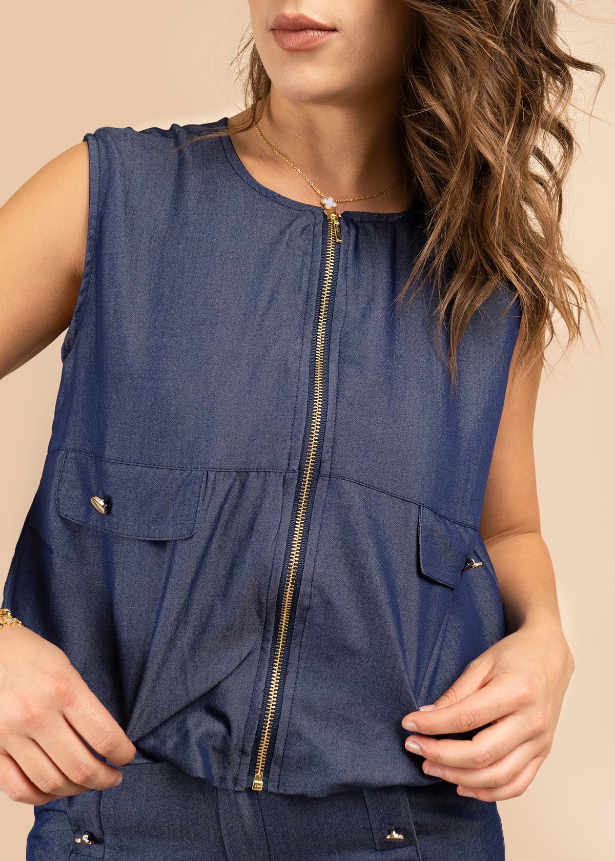 Chaleco color azul con cierre delantero 106390