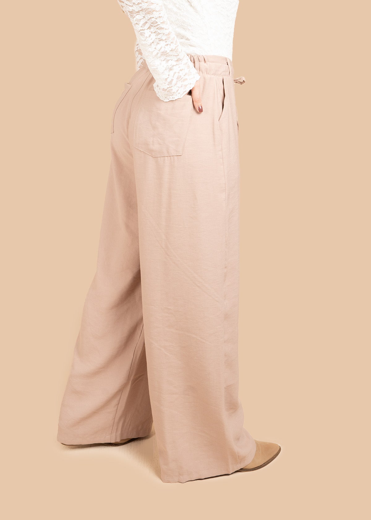 Pantalón color camel con jareta interna y bolsillos laterales 106395