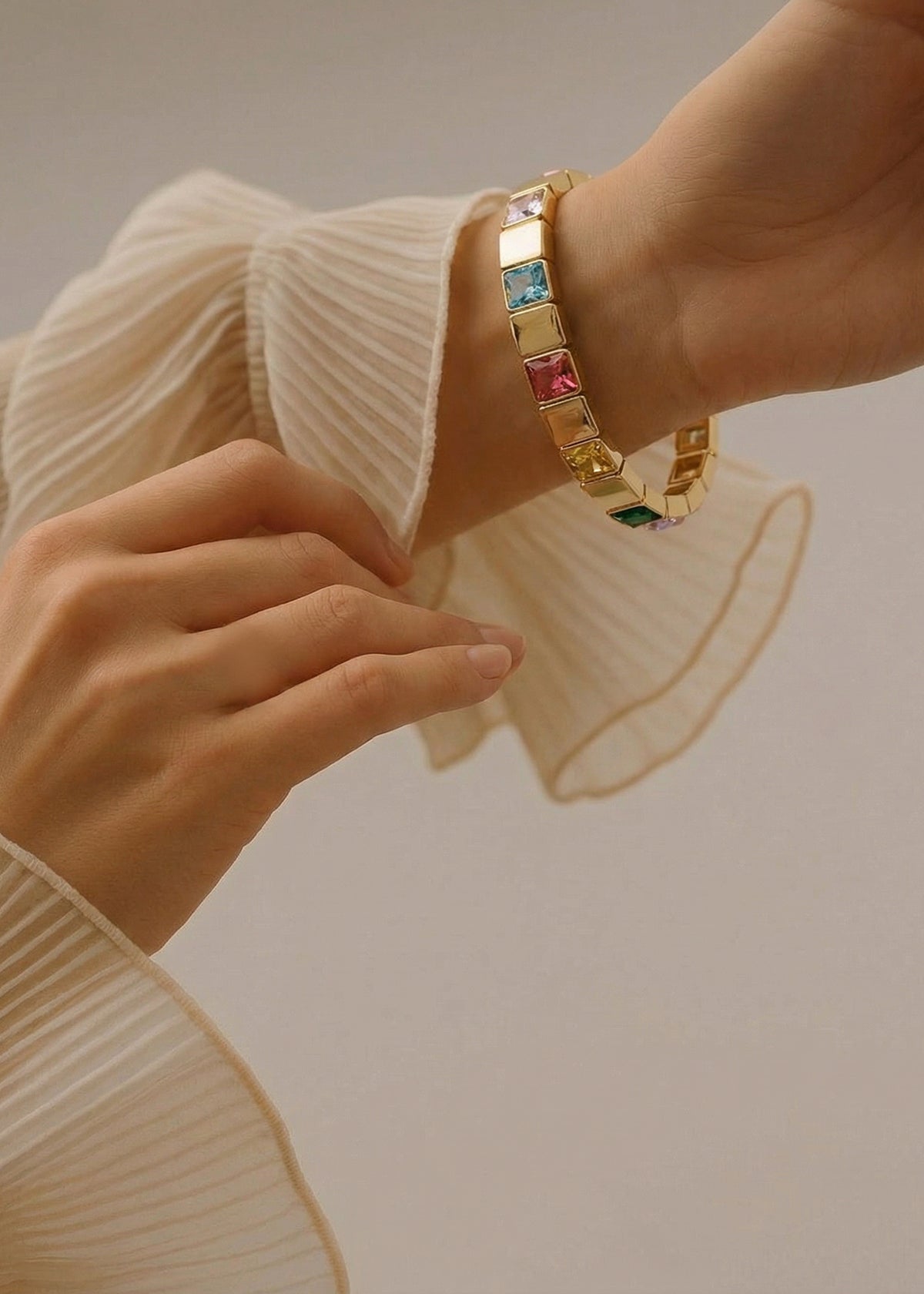 Pulsera color dorado con cristales cuadrados multicolor 106398