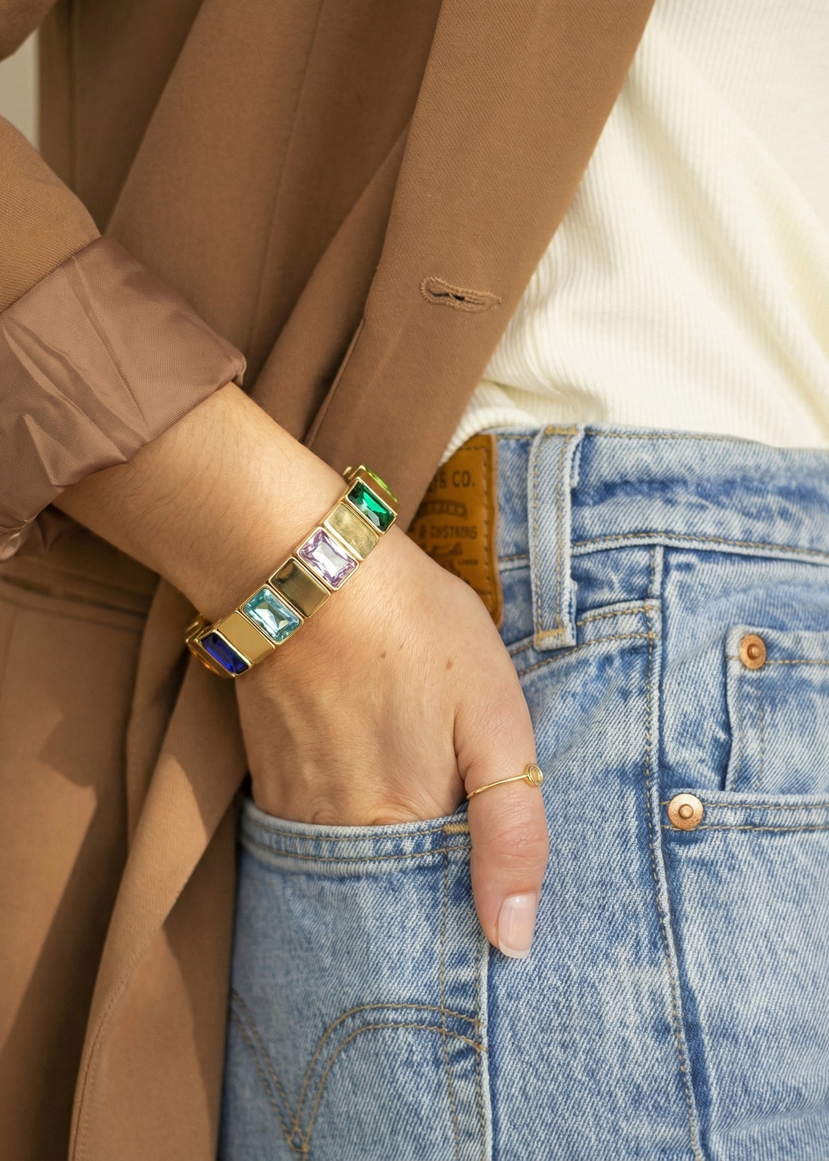 Pulsera color dorado con cristales rectangulares multicolor 106399