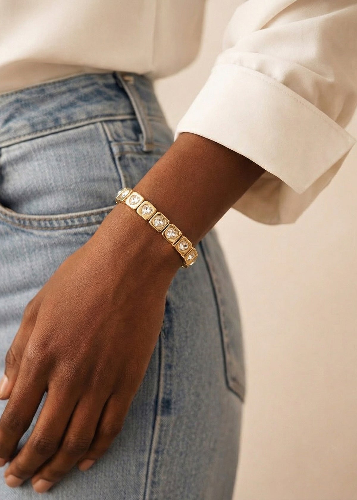 Pulsera color dorado en eslabones de cubo con corazón 106401