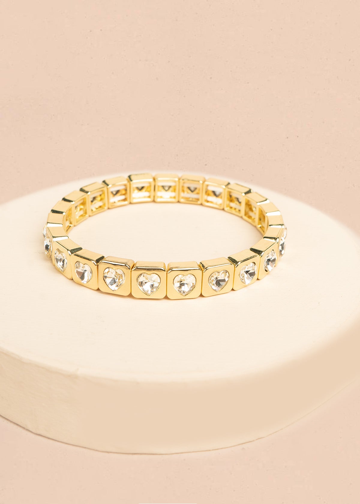 Pulsera color dorado en eslabones de cubo con corazón 106401