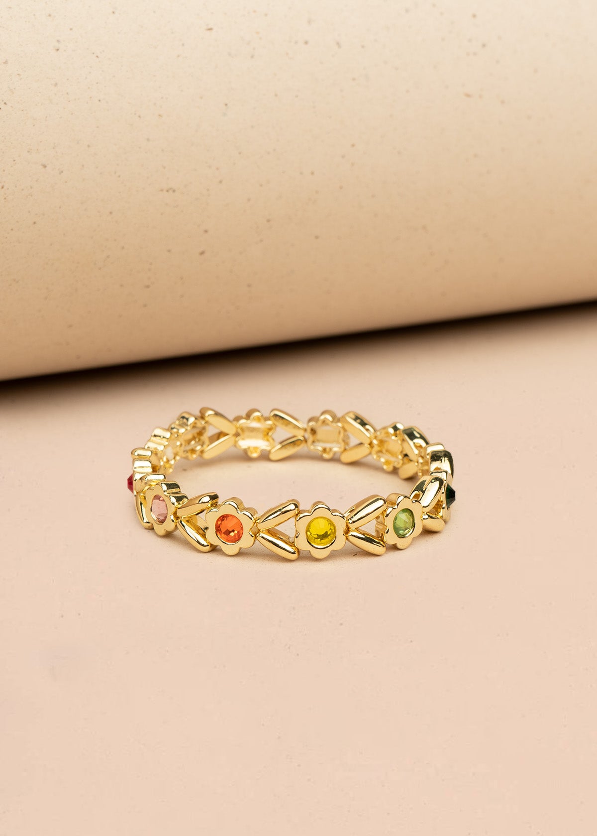 Pulsera color dorado en eslabón de flores con cristales 106402