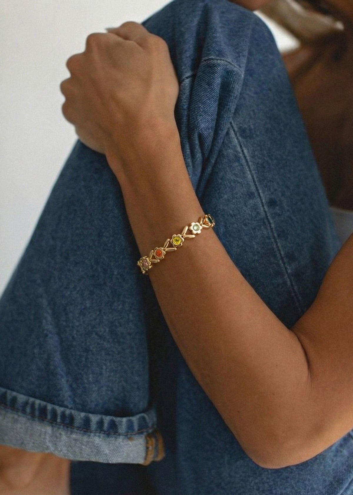 Pulsera color dorado en eslabón de flores con cristales 106402