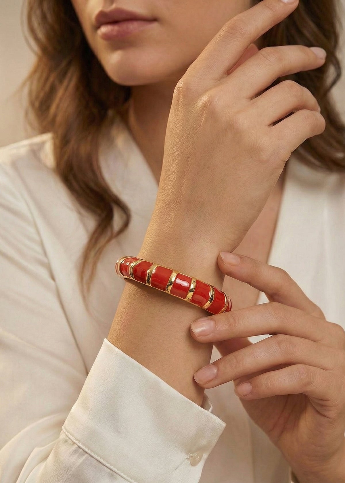 Pulsera color dorado con acabados rojos 106404