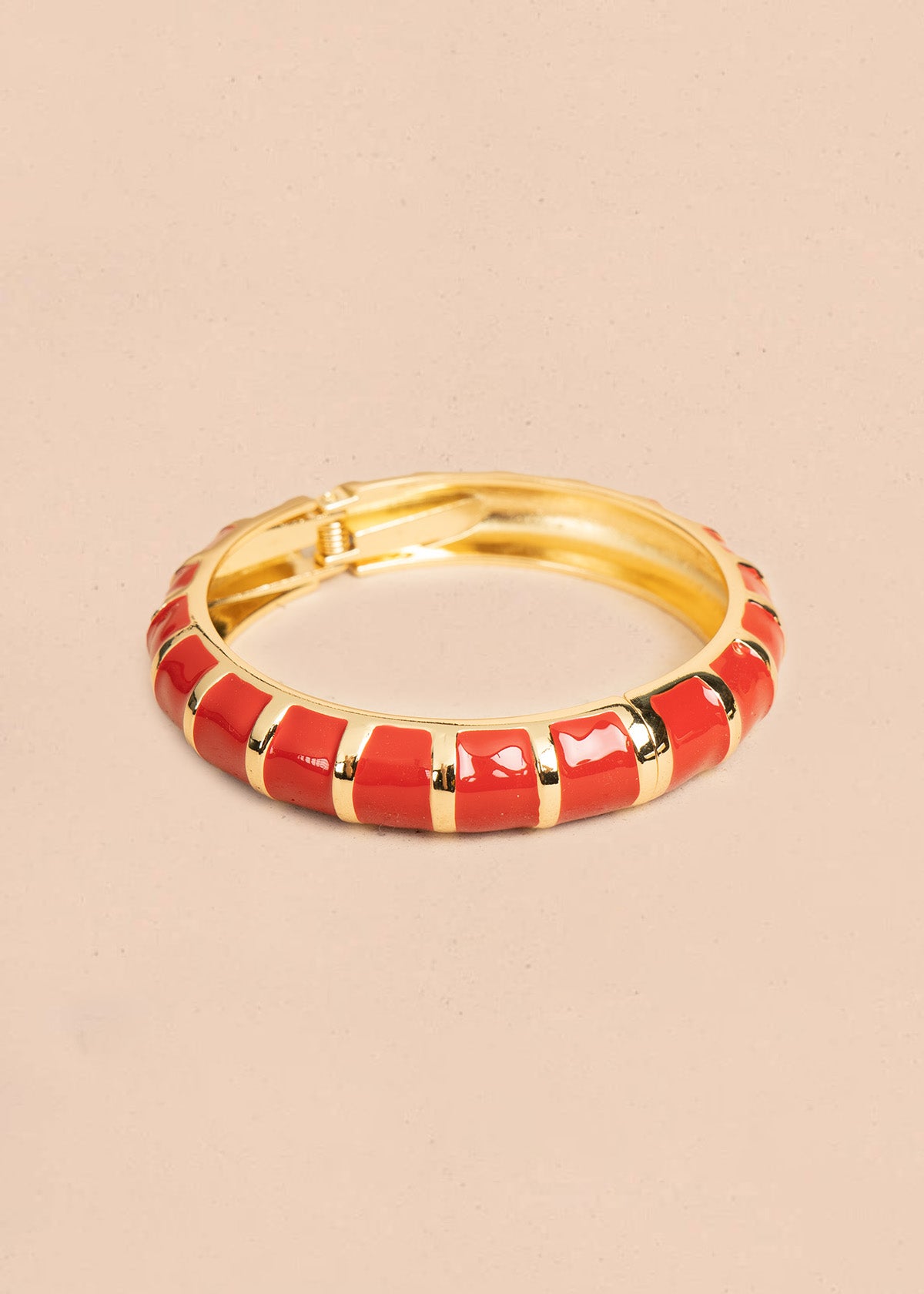 Pulsera color dorado con acabados rojos 106404