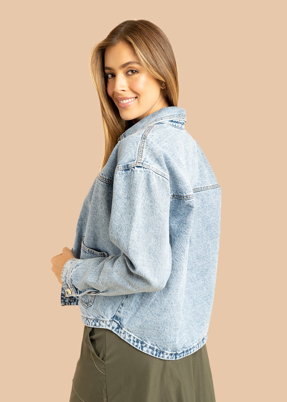 Chaqueta color azul tipo trucker 106425