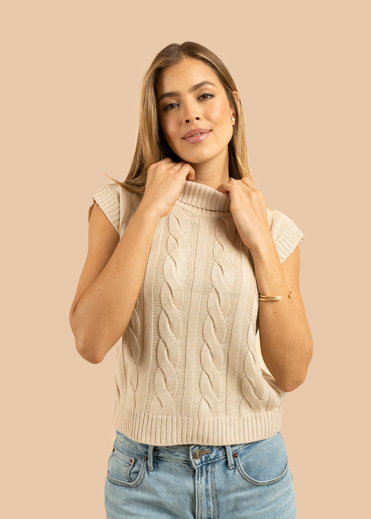 Chaleco tejido color beige con relieve trenzado 106426