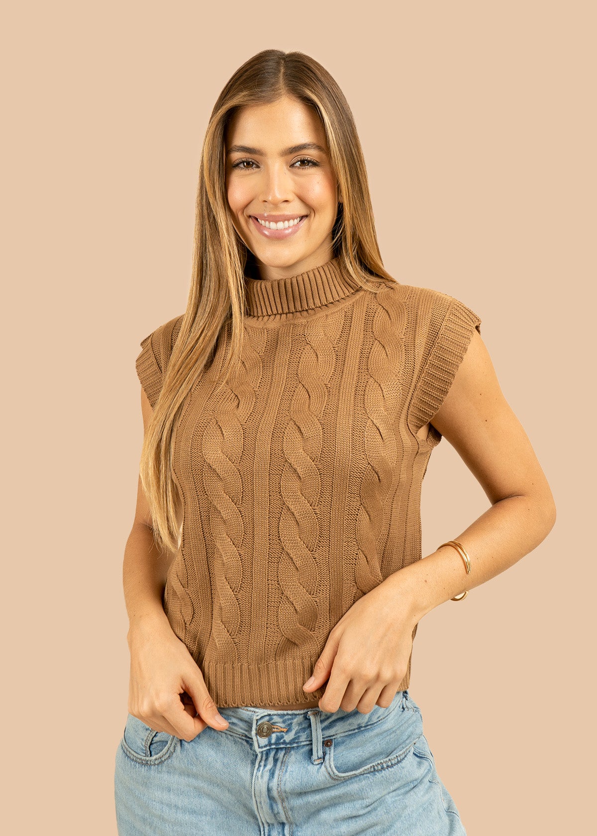 Chaleco tejido color camel con relieve trenzado 106426