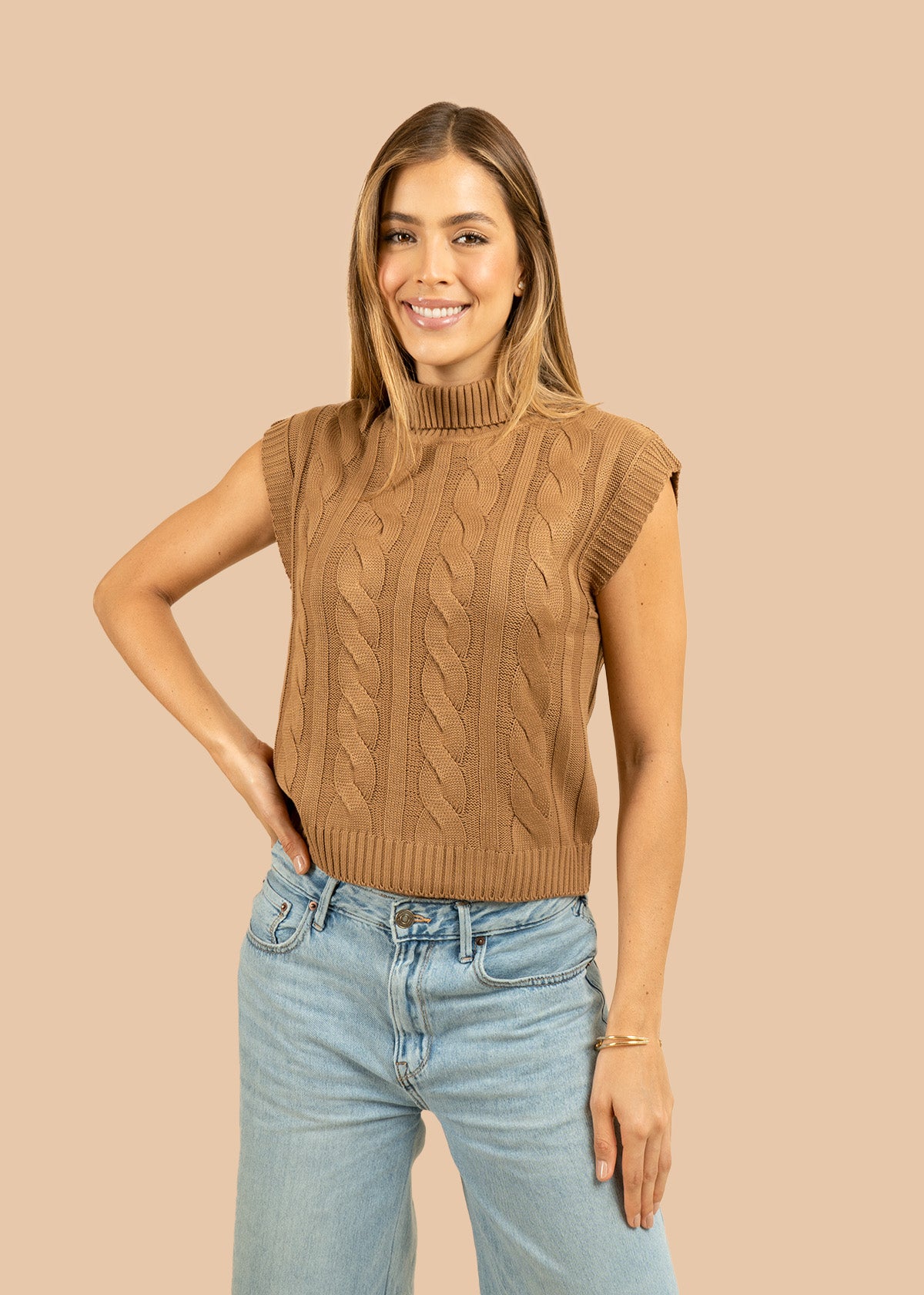 Chaleco tejido color camel con relieve trenzado 106426