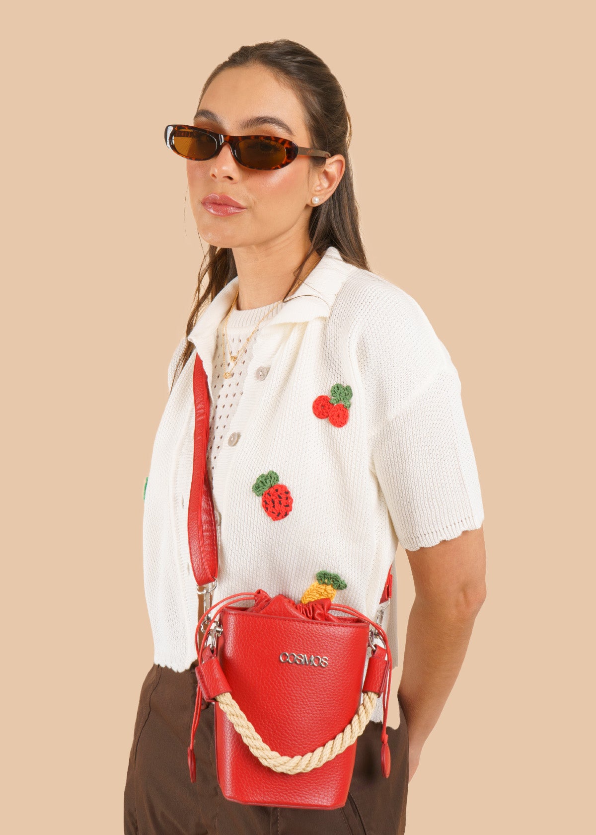 Blusa tejida color blanco con bordados de frutas 106429