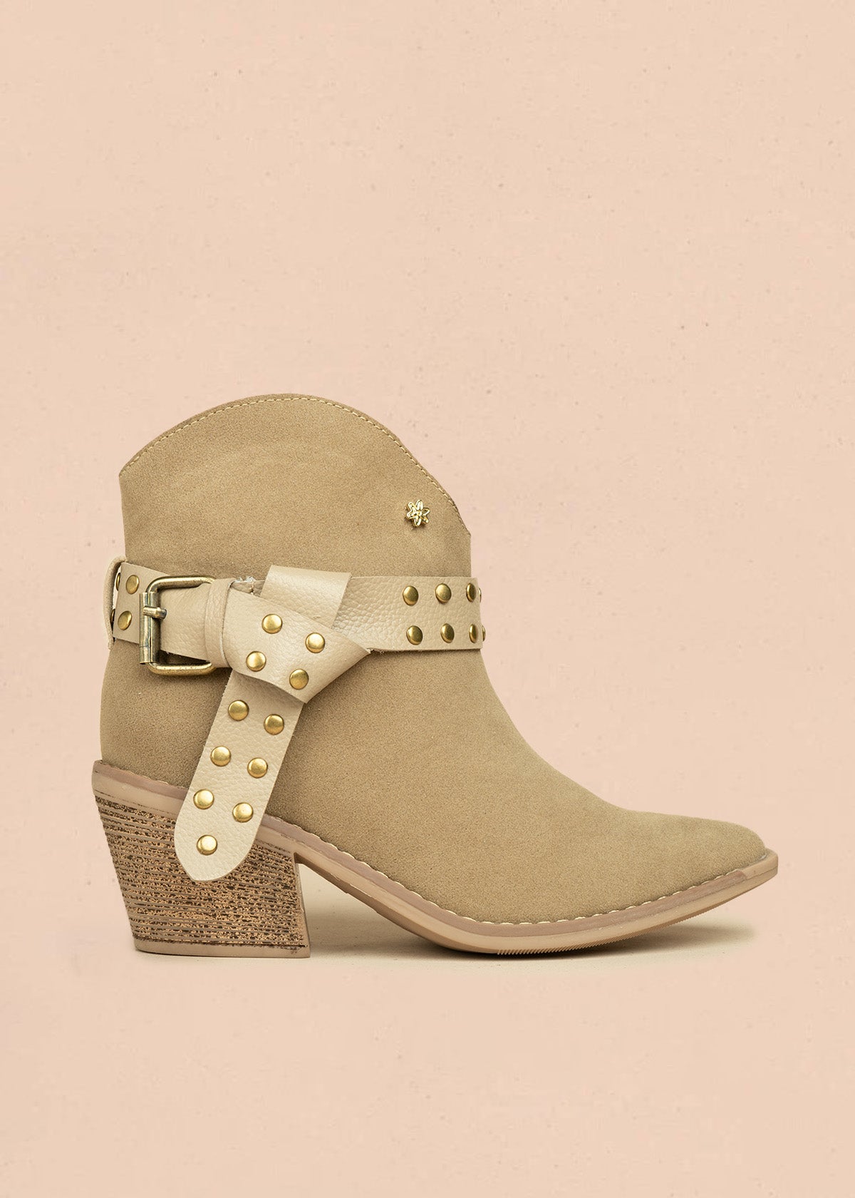 Botines de cuero color arena con correa y taches 106431