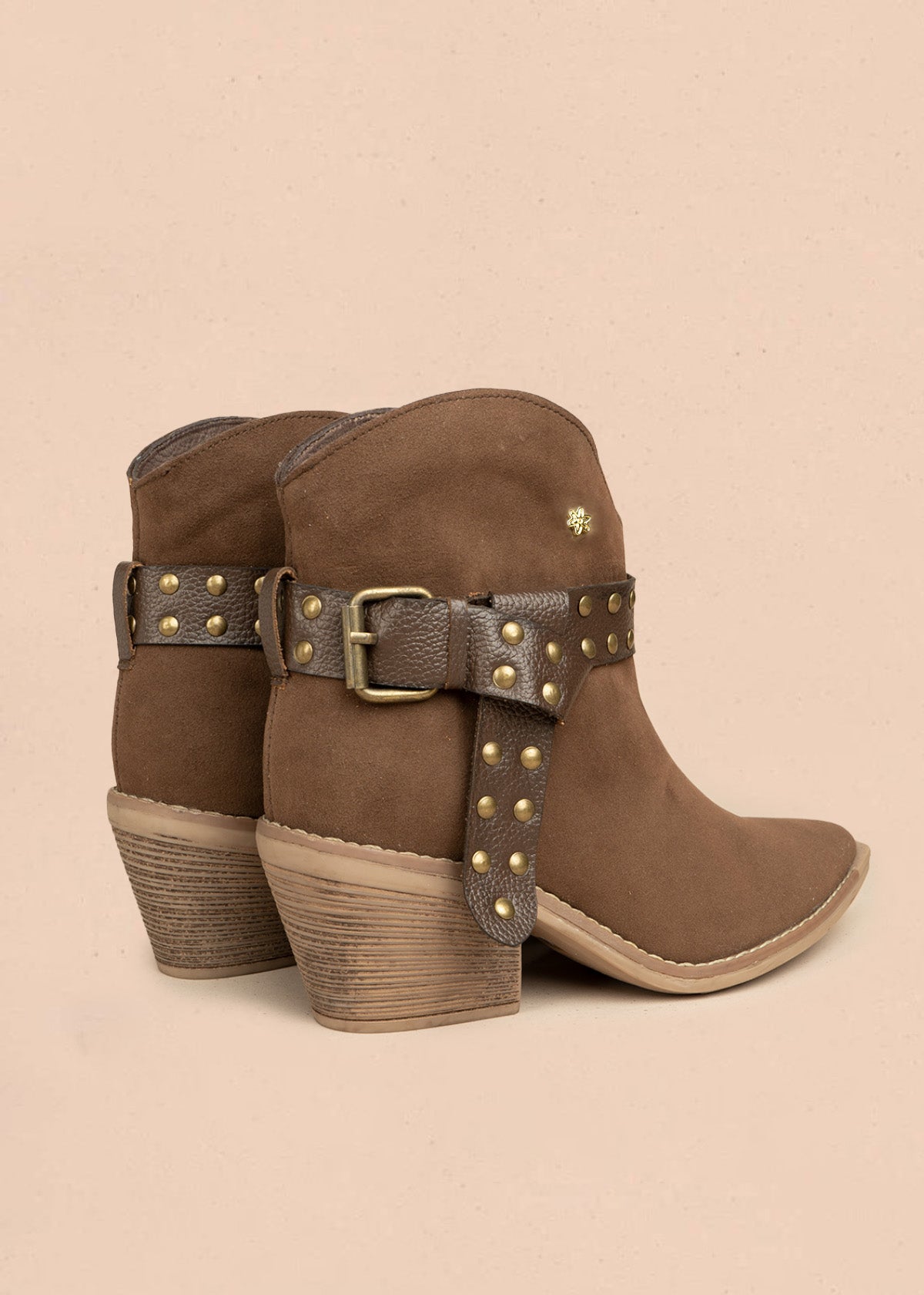 Botines de cuero color chocolate con correa y taches 106431