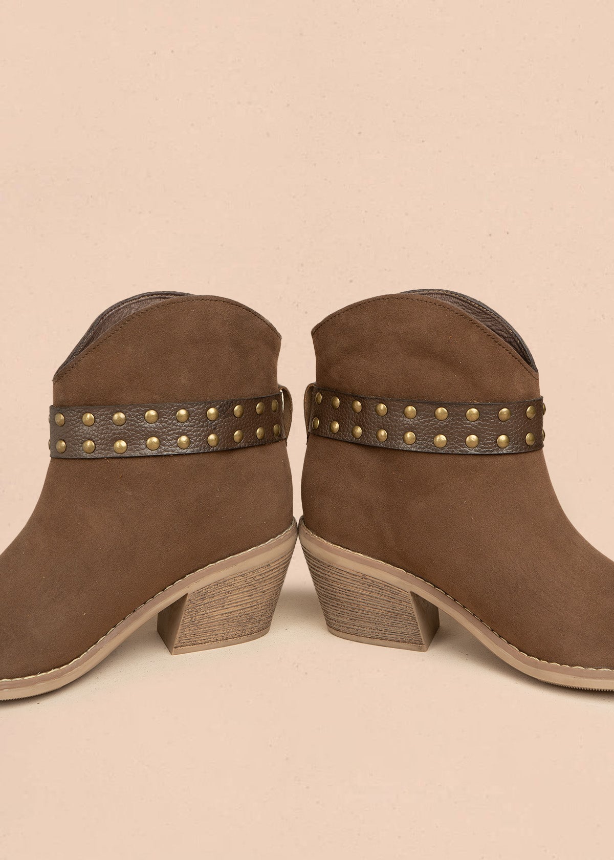 Botines de cuero color chocolate con correa y taches 106431