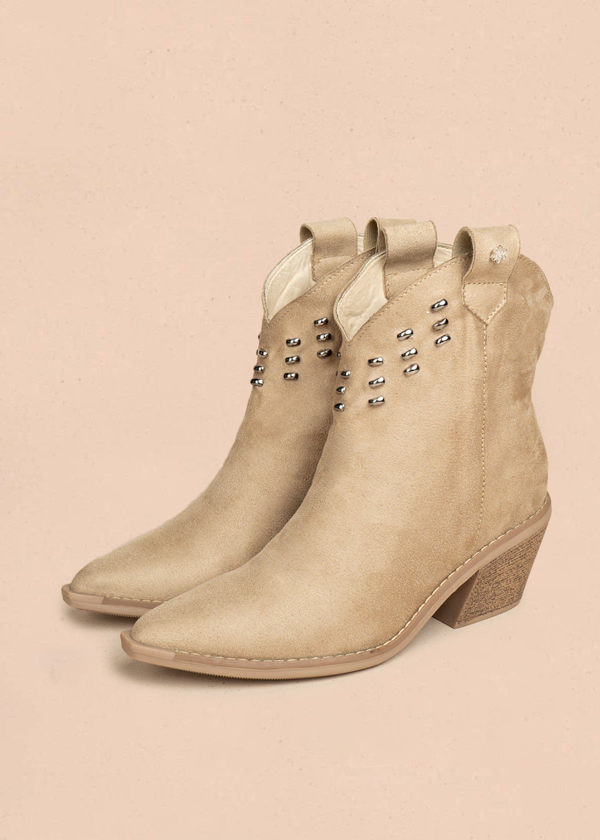 Botines texanos color arena de gamuza sintética y taches 106432