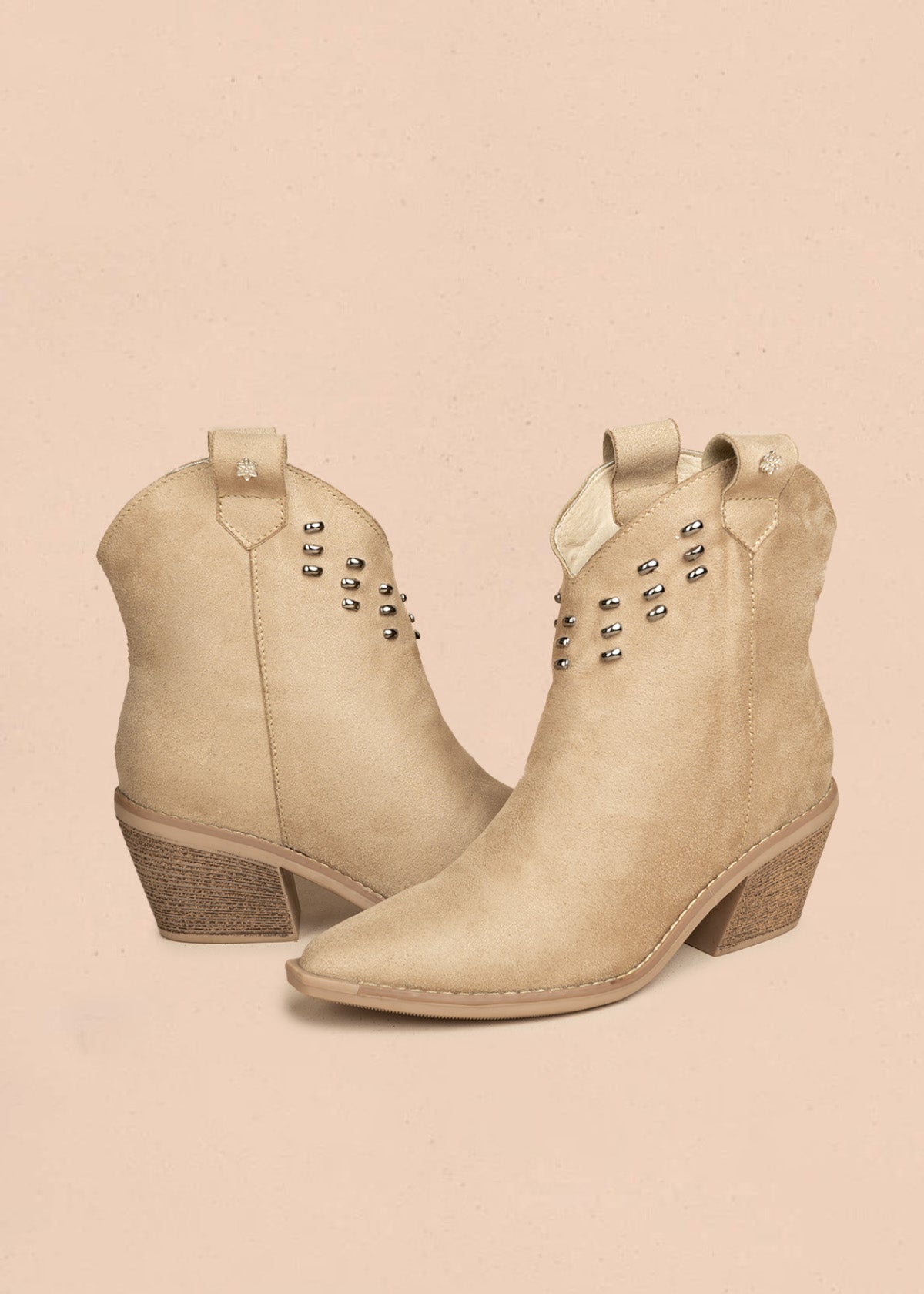 Botines texanos color arena de gamuza sintética y taches 106432