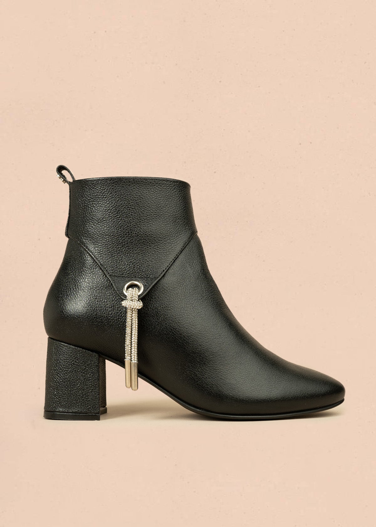 Botines de cuero color negro con ojalete y amarre lateral 106433