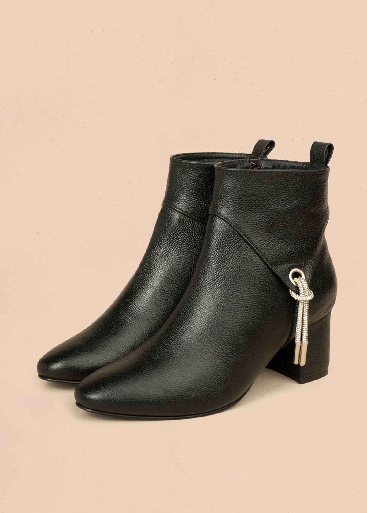 Botines de cuero color negro con ojalete y amarre lateral 106433