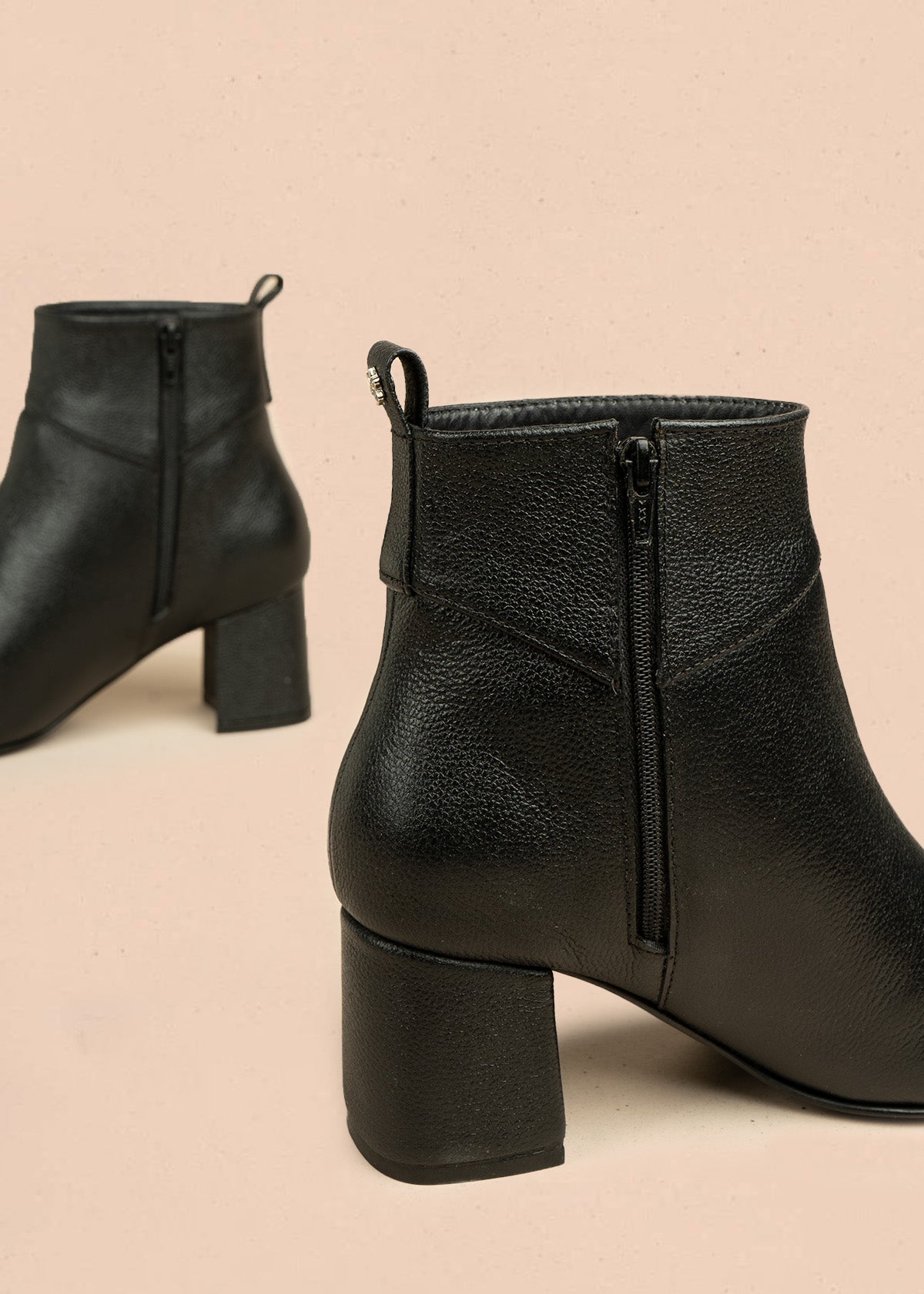 Botines de cuero color negro con ojalete y amarre lateral 106433