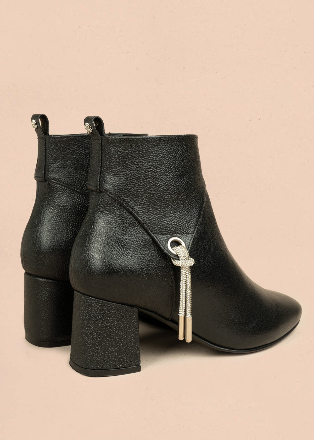 Botines de cuero color negro con ojalete y amarre lateral 106433