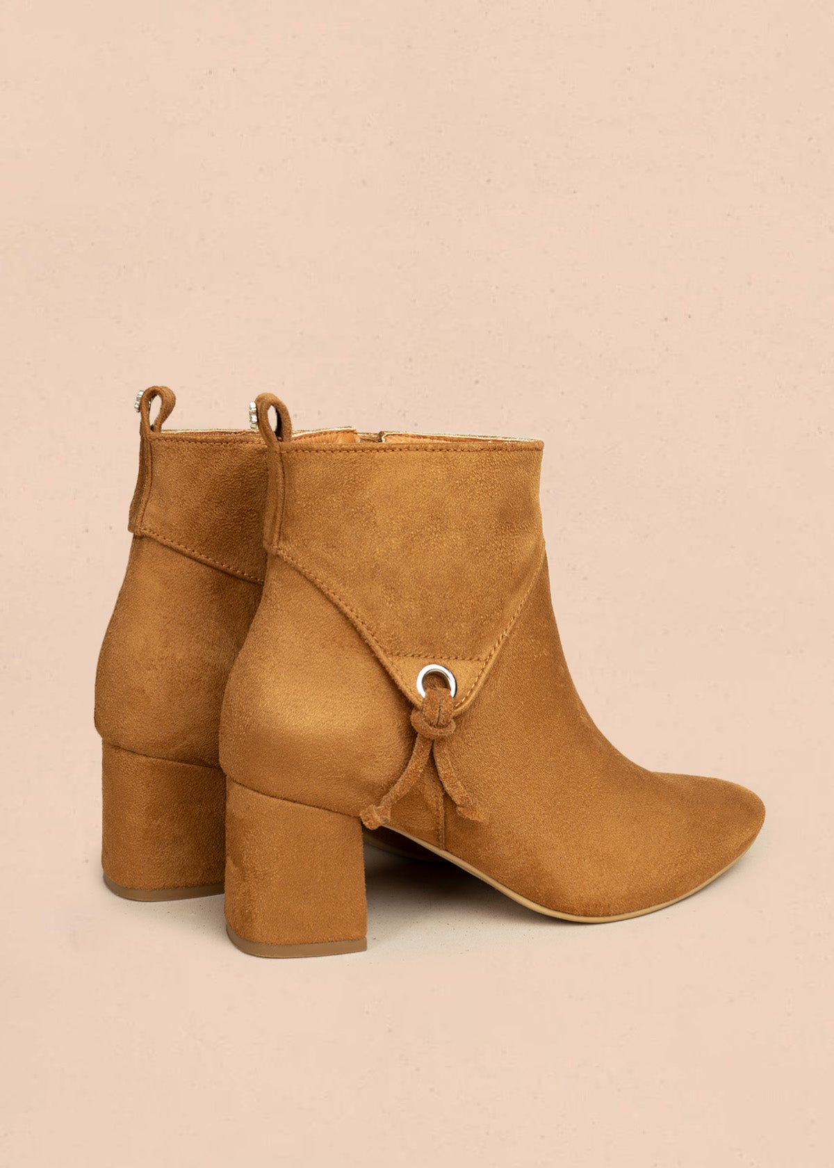 Botines color miel de gamuza sintética con ojalete y amarre lateral 106434