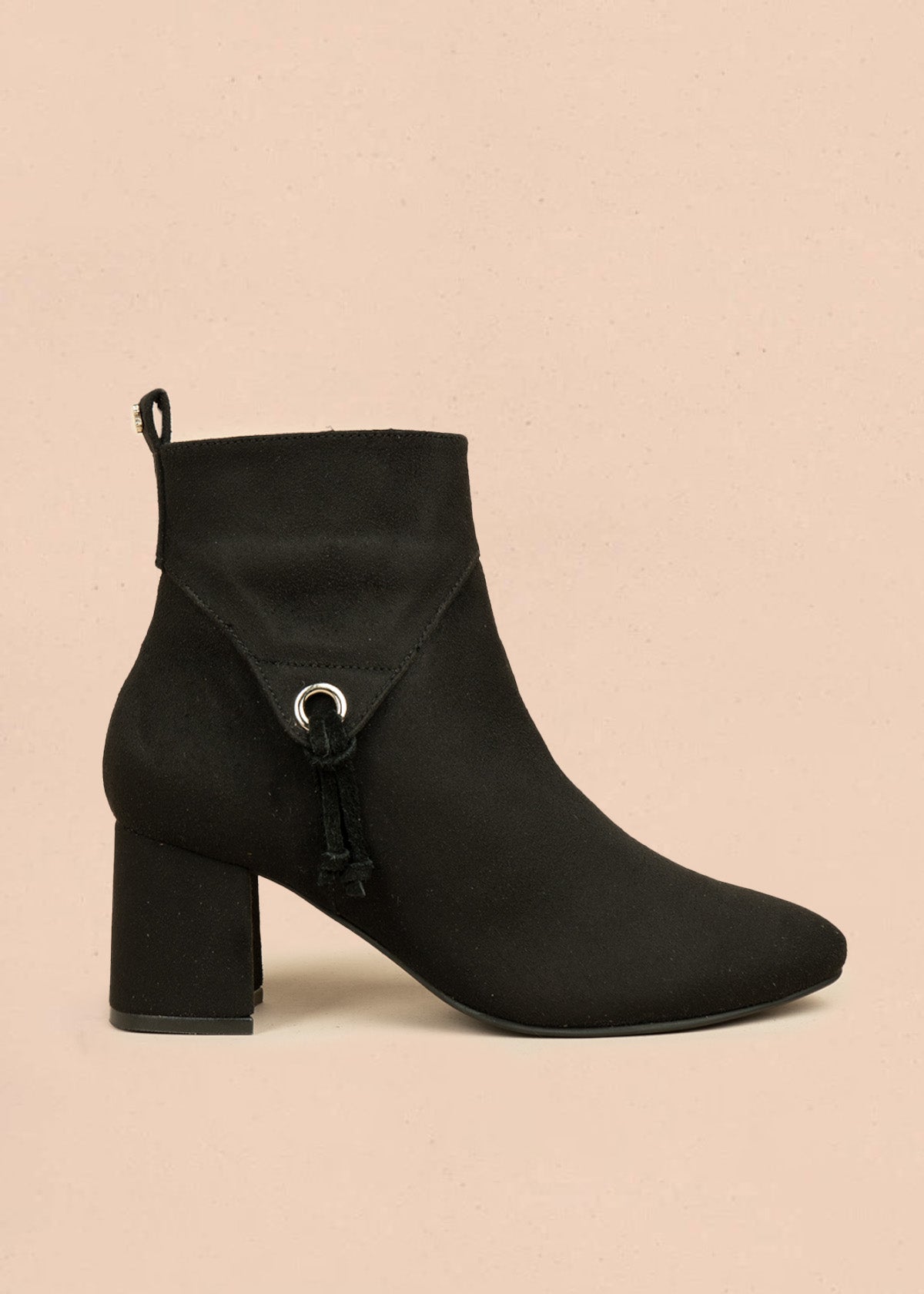 Botines color negro de gamuza sintética con ojalete y amarre lateral 106434