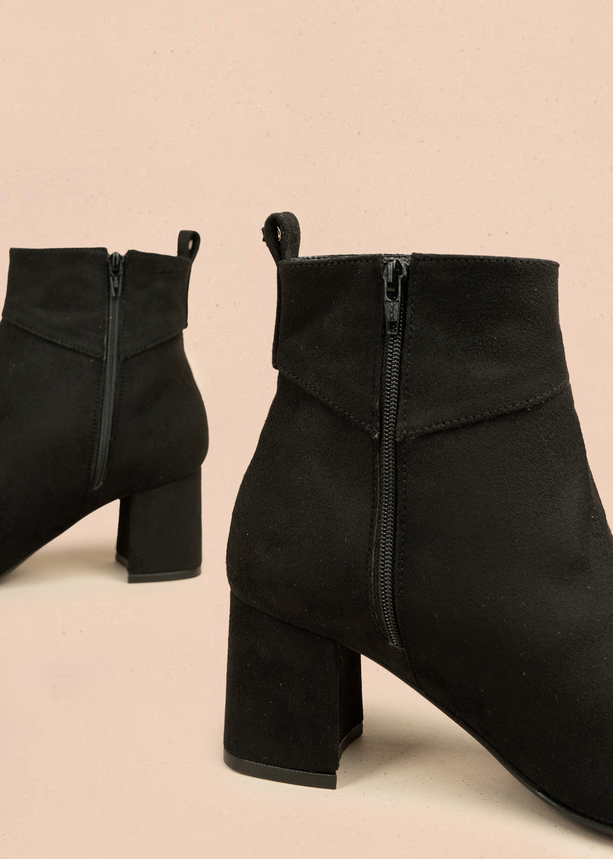 Botines color negro de gamuza sintética con ojalete y amarre lateral 106434