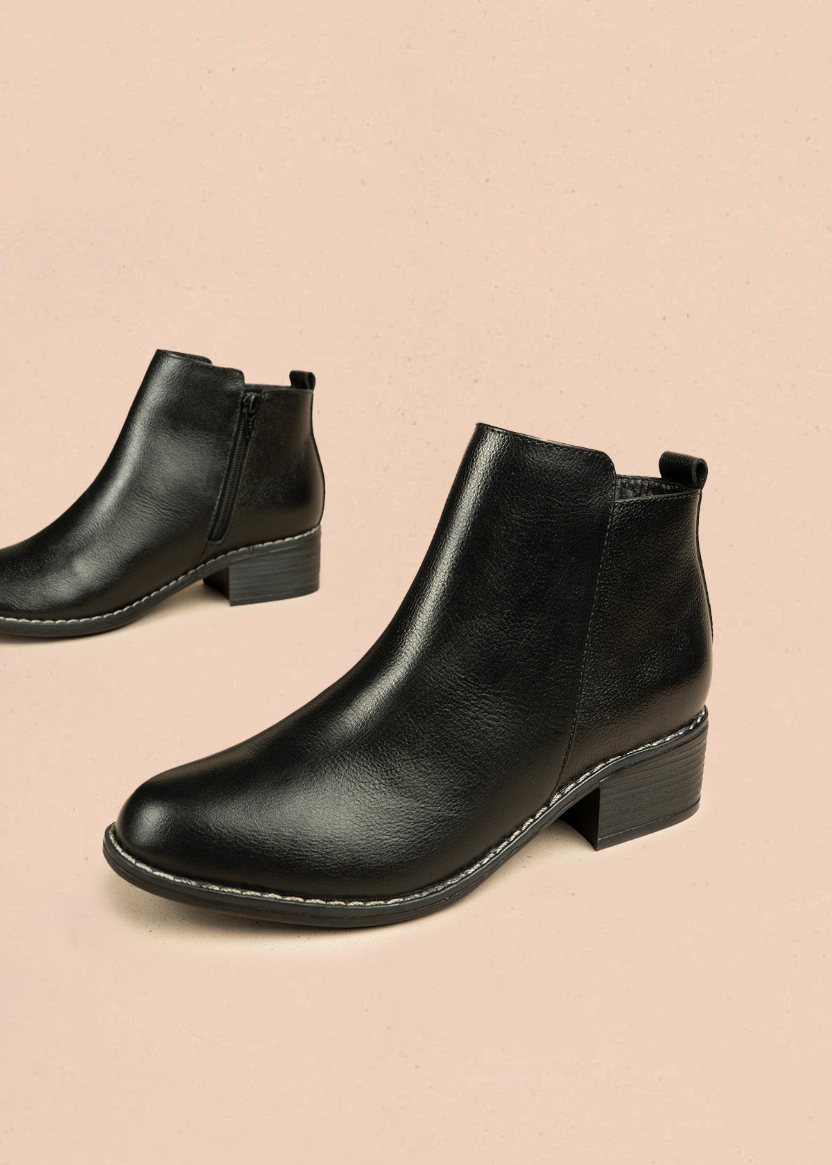 Botines de cuero color negro con cierre lateral 106436