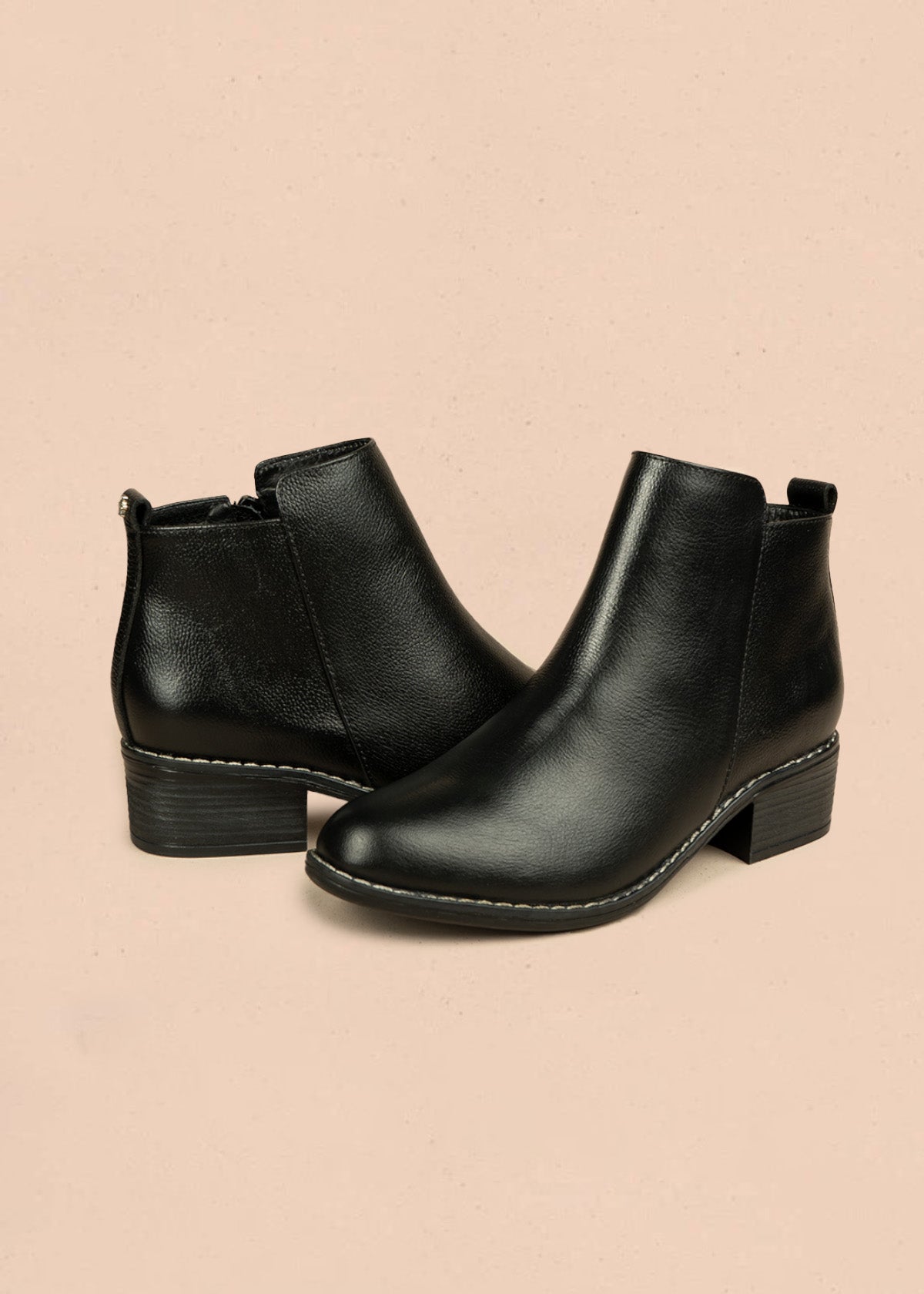 Botines de cuero color negro con cierre lateral 106436