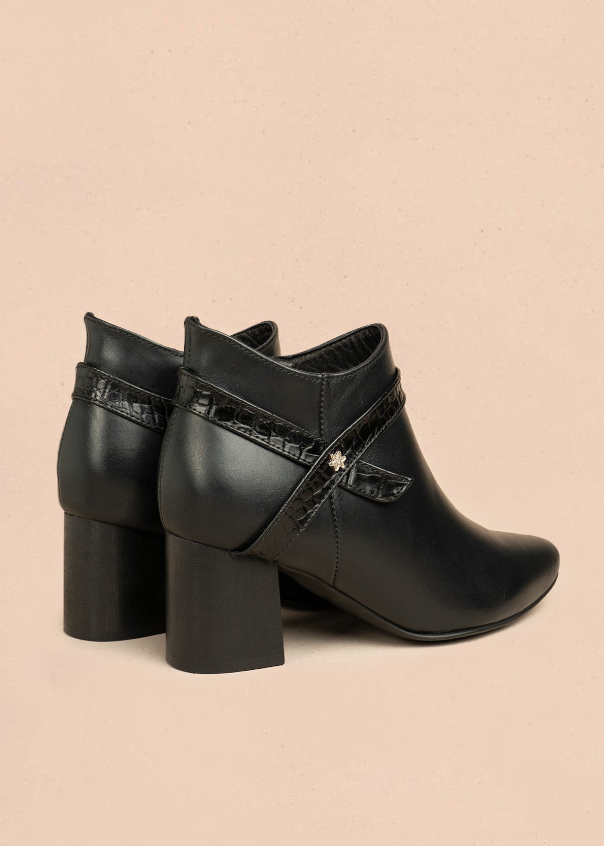 Botines de cuero color negro con correa decorativa textura reptil 106437