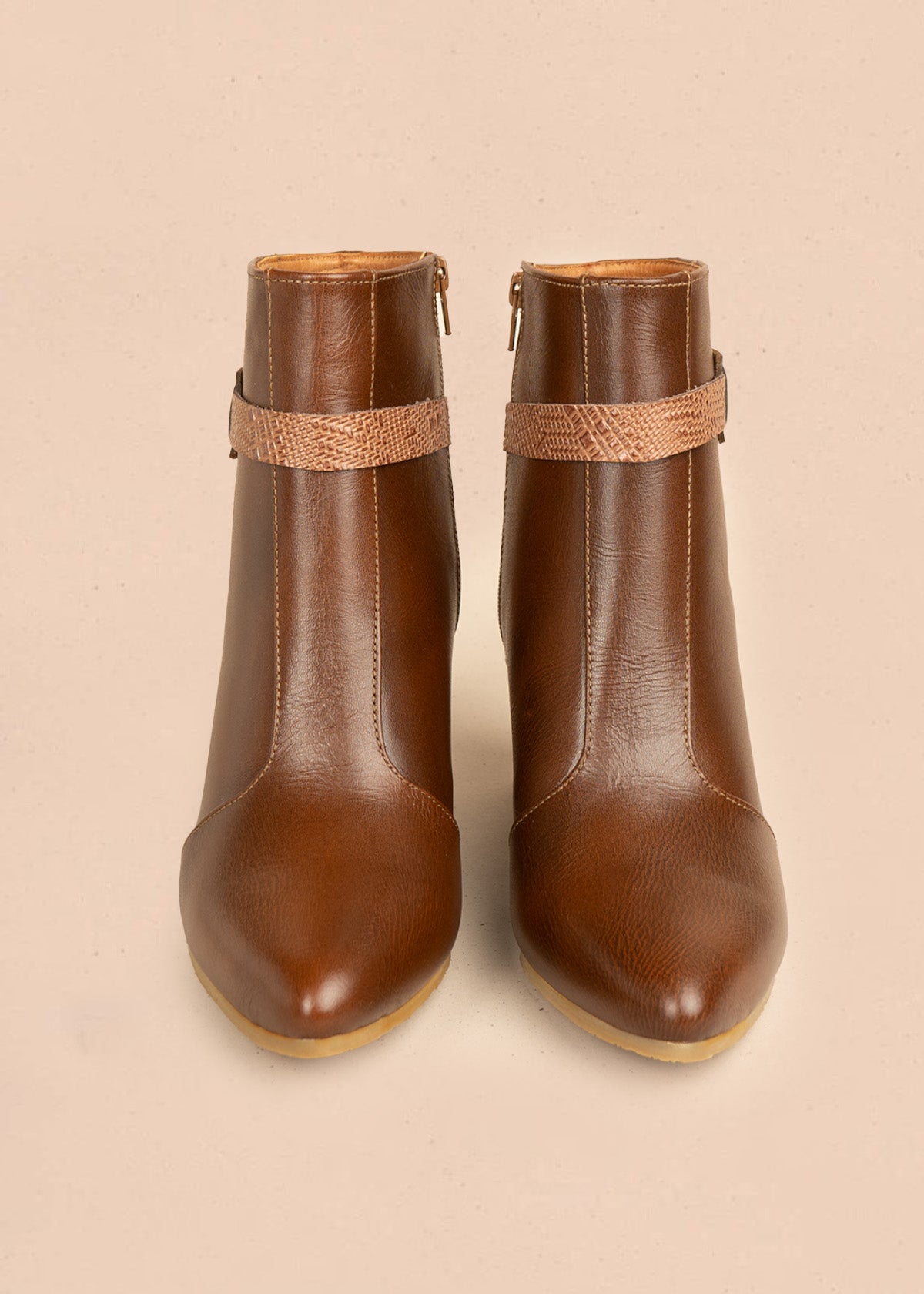 Botines de cuero color miel con correa decorativa textura tipo reptil 106438