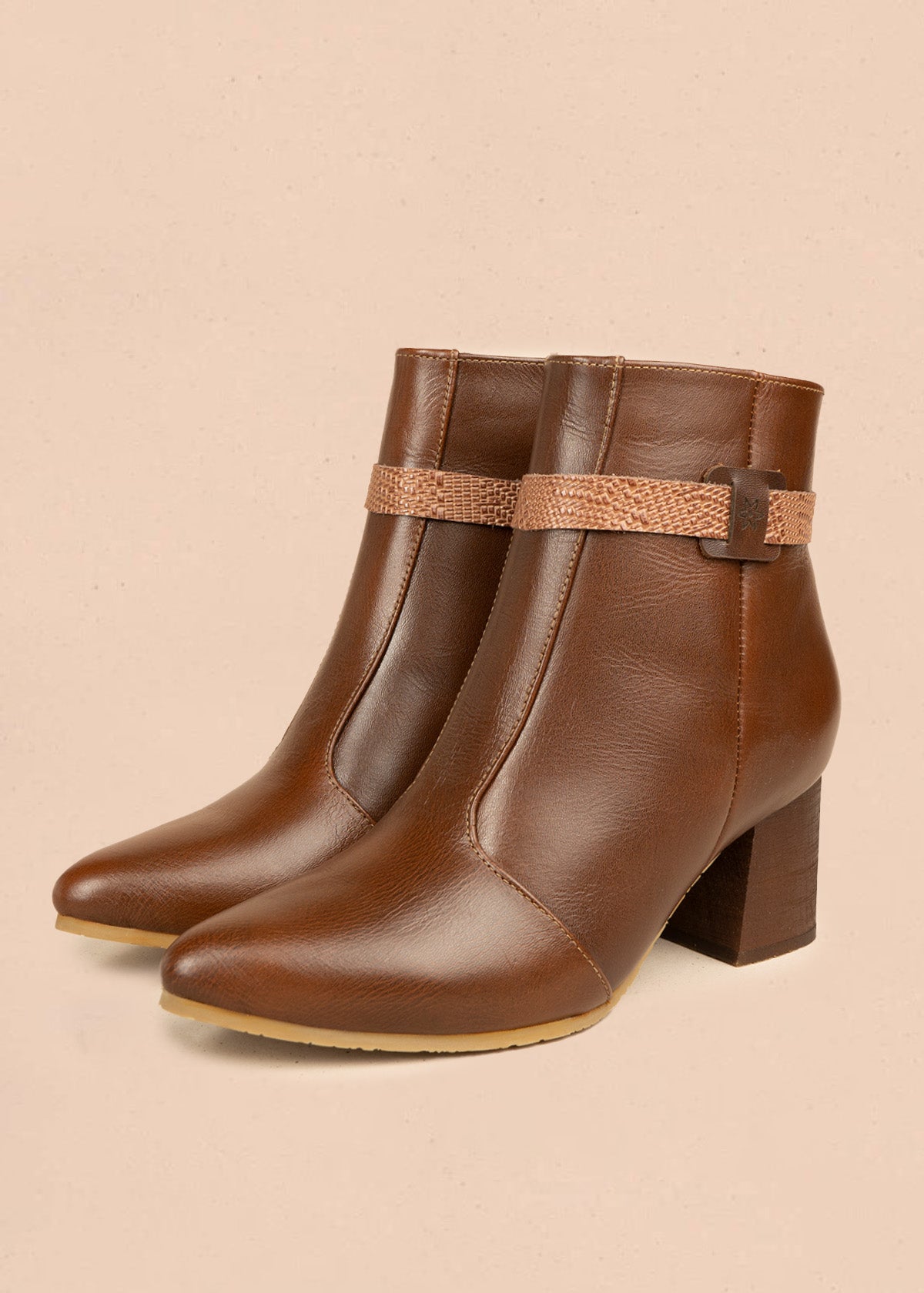 Botines de cuero color miel con correa decorativa textura tipo reptil 106438