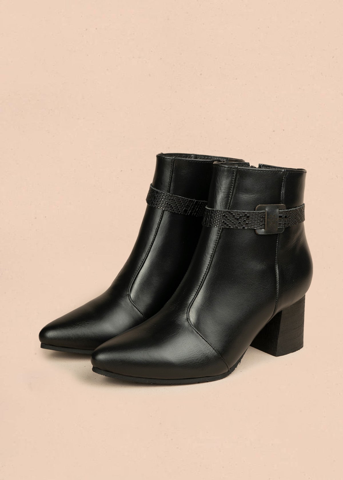 Botines de cuero color negro con correa decorativa textura tipo reptil 106438