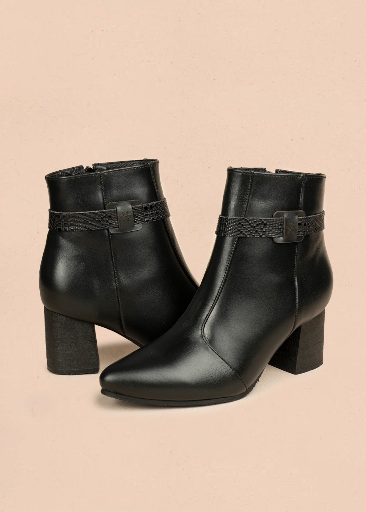 Botines de cuero color negro con correa decorativa textura tipo reptil 106438