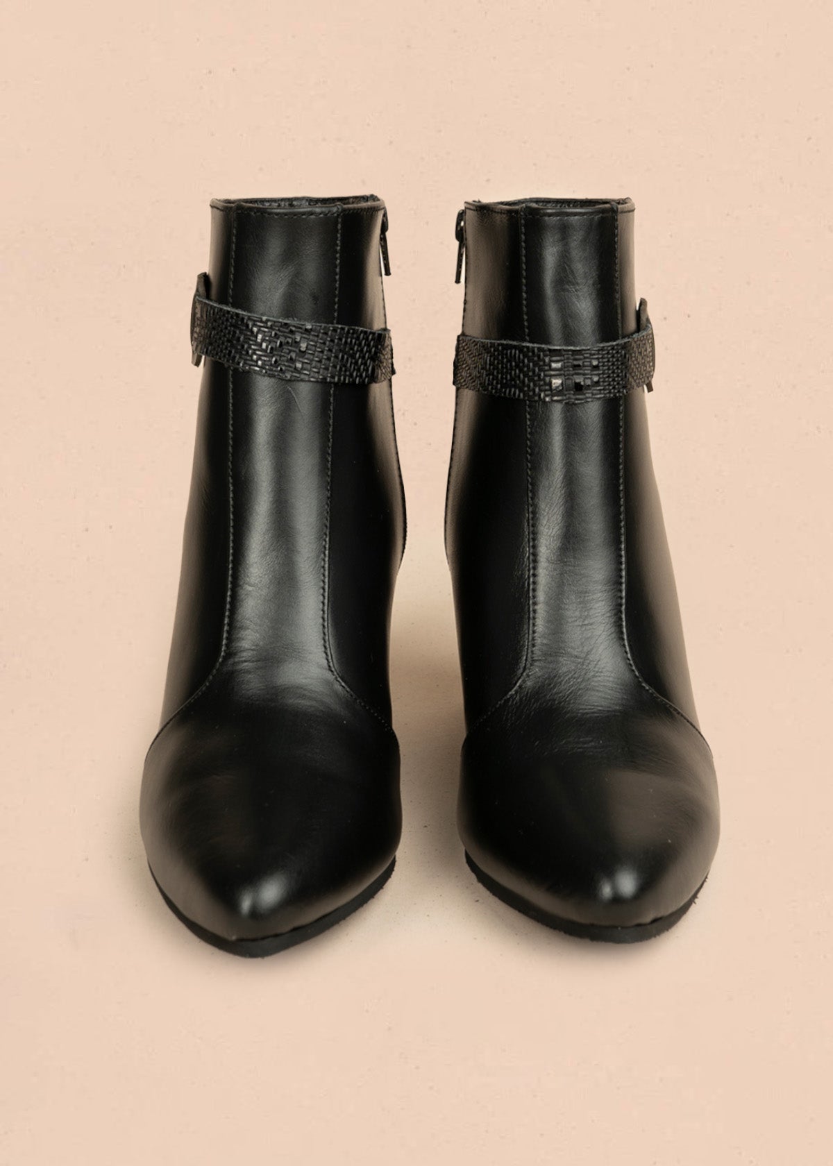 Botines de cuero color negro con correa decorativa textura tipo reptil 106438