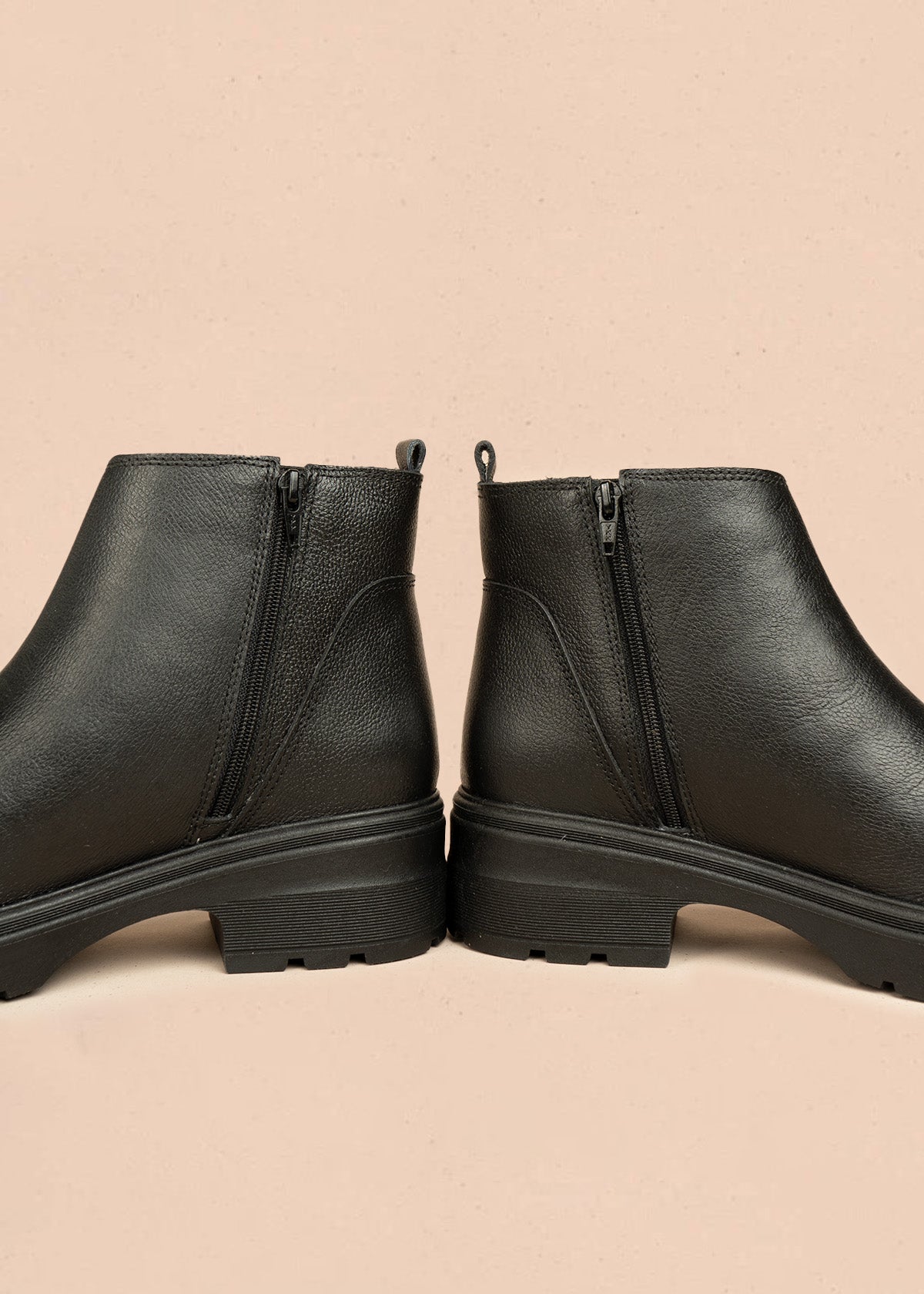 Botines de cuero color negro tipo chelsea 106439