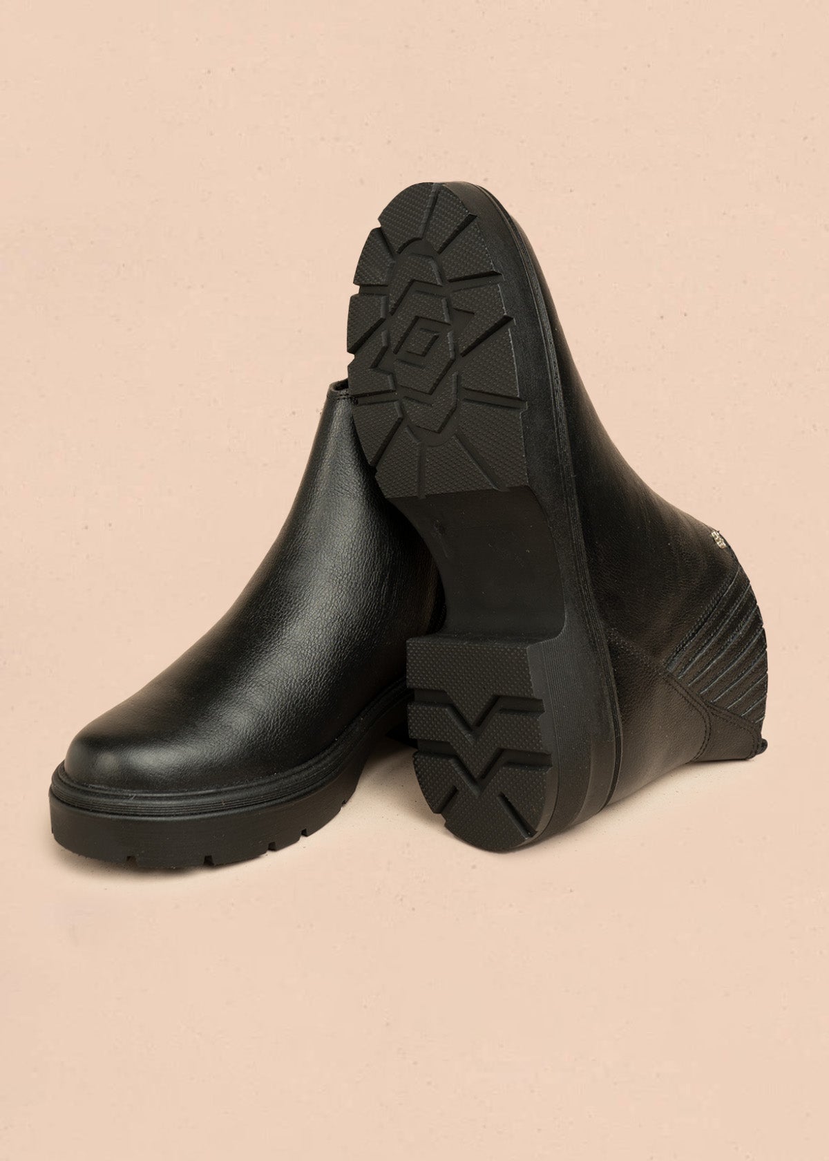 Botines de cuero color negro tipo chelsea 106439
