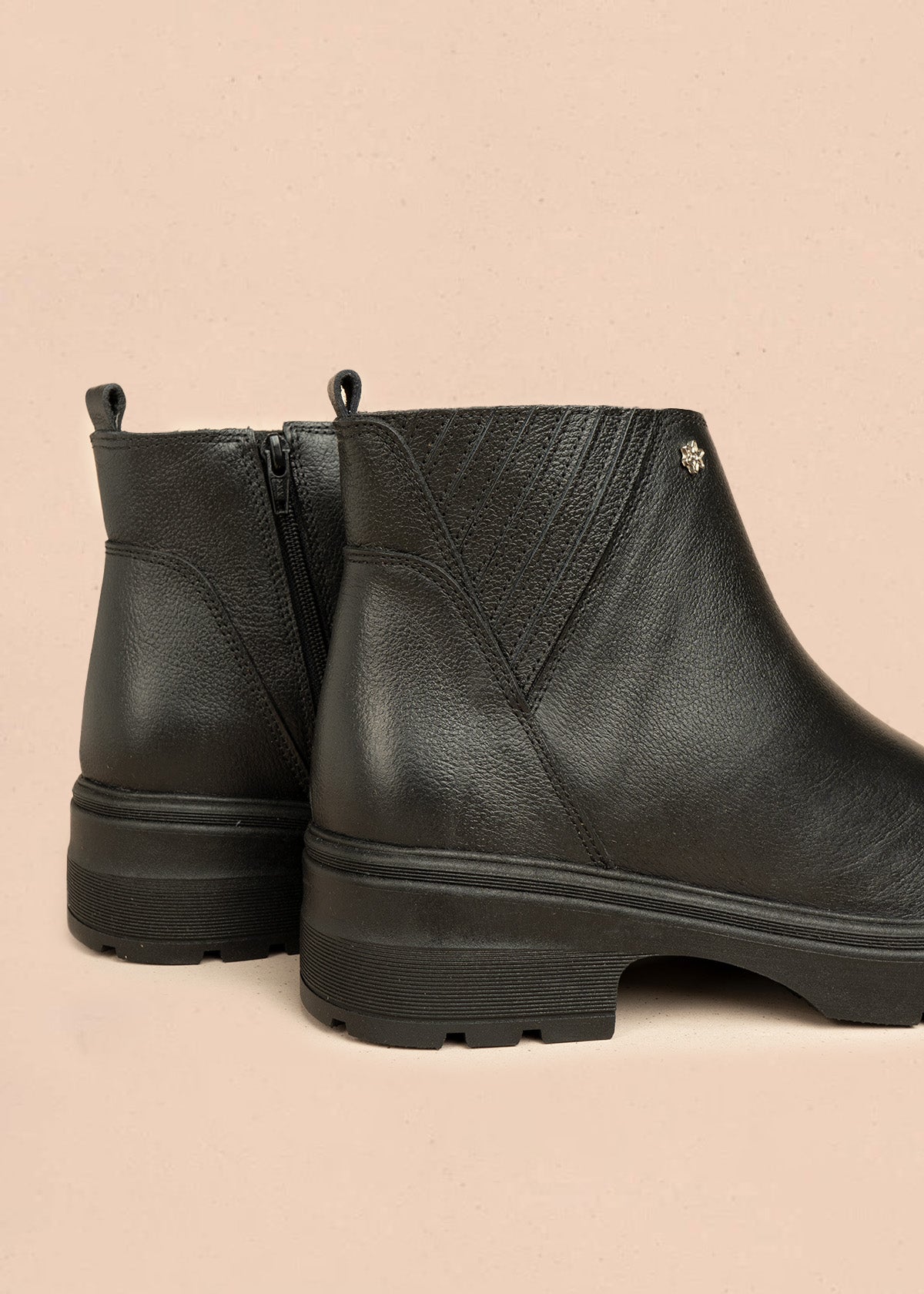 Botines de cuero color negro tipo chelsea 106439