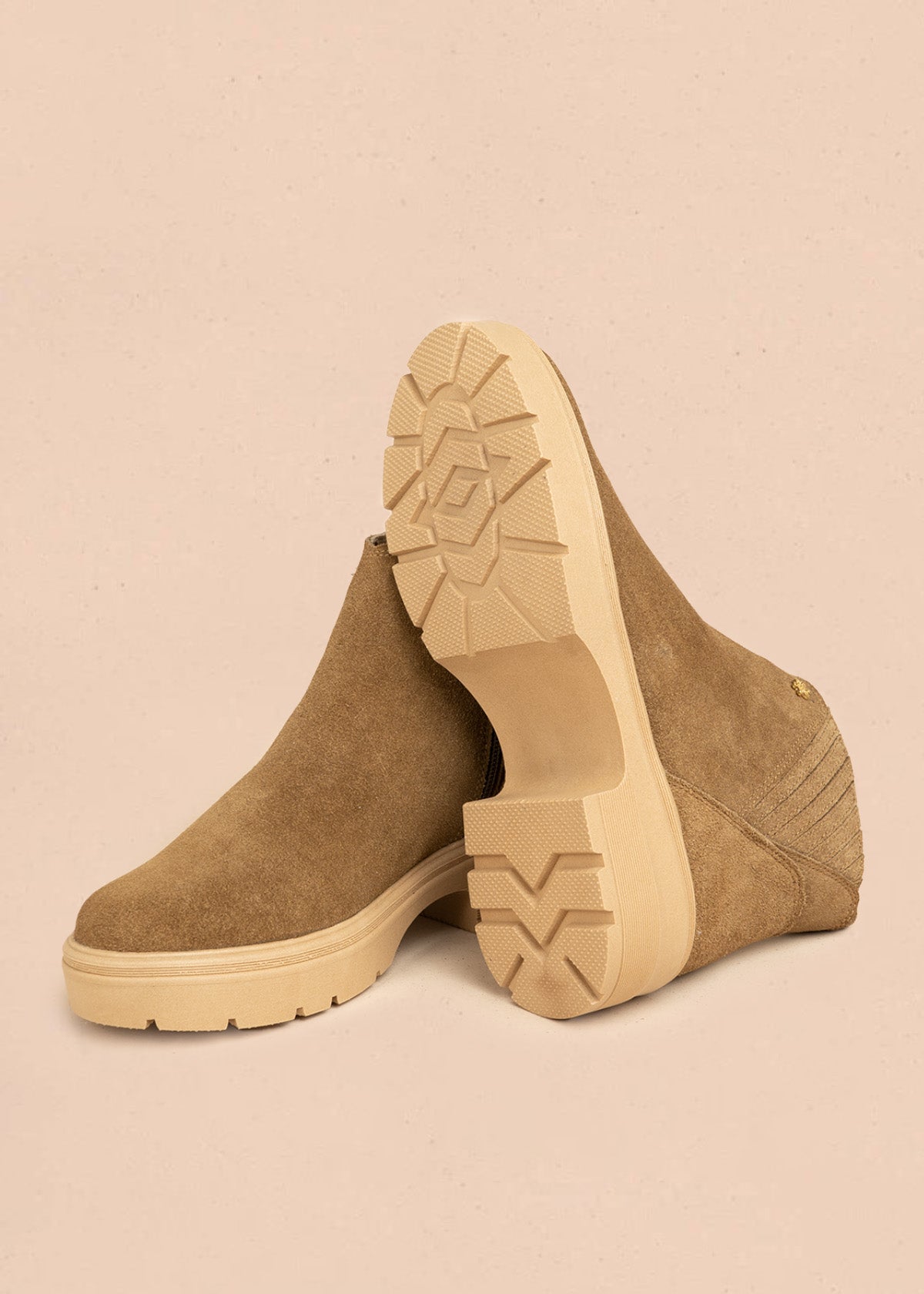 Botines de cuero carnaza color arena 106440