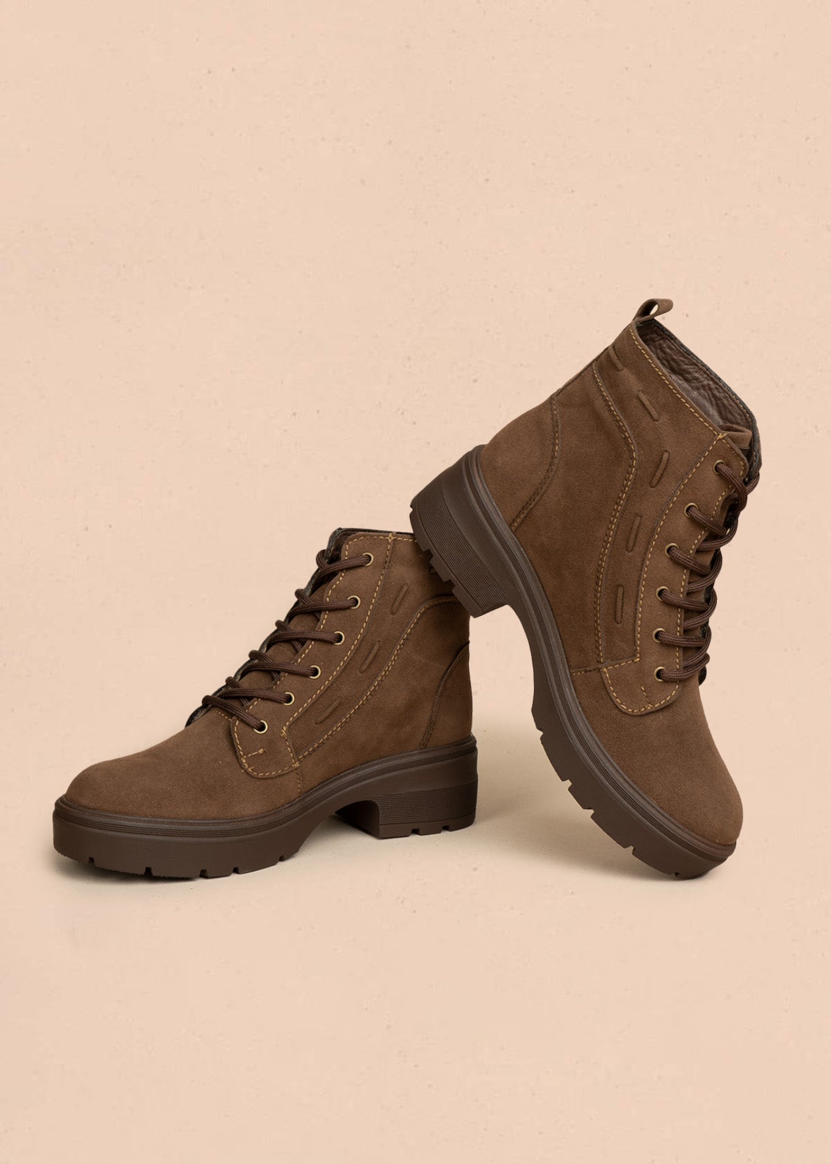 Botines color café de carnaza sintética con cordones 106441