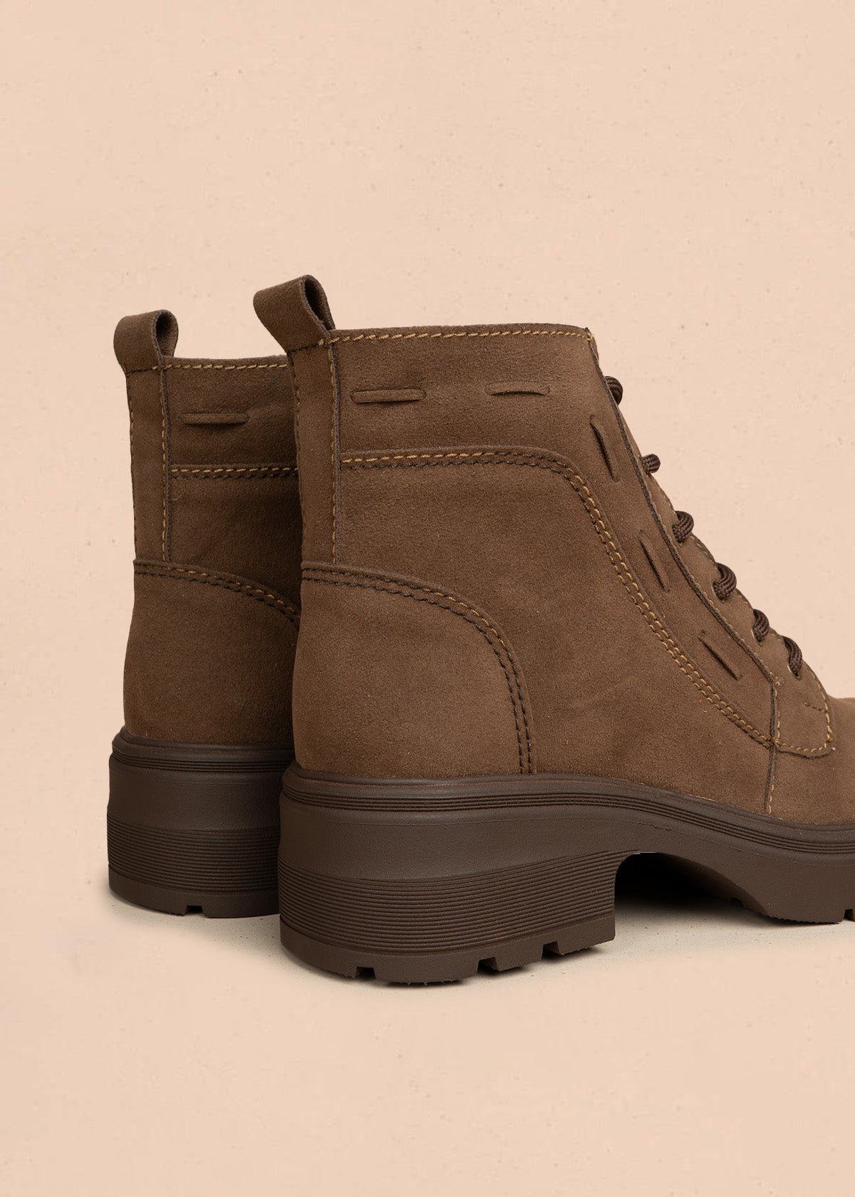 Botines color café de carnaza sintética con cordones 106441