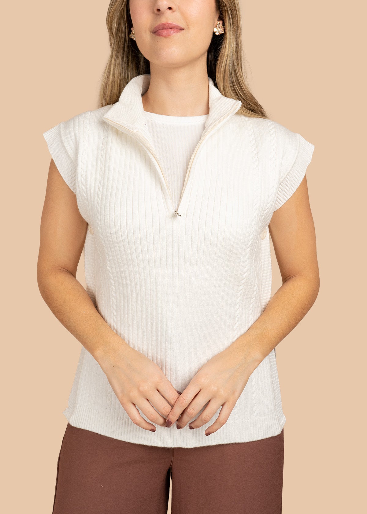 Chaleco color beige tejido acanalado y cierre en cuello 106442