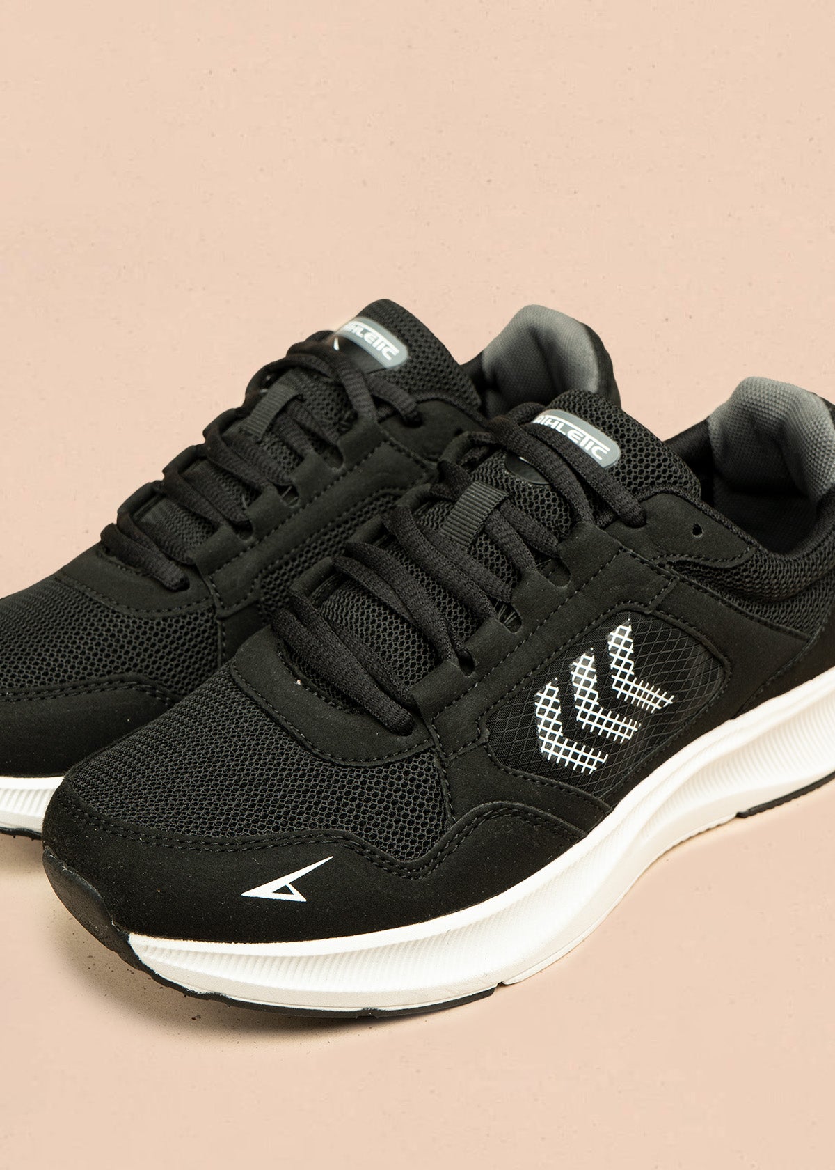 Tenis deportivos color negro blanco con malla en capellada 106444