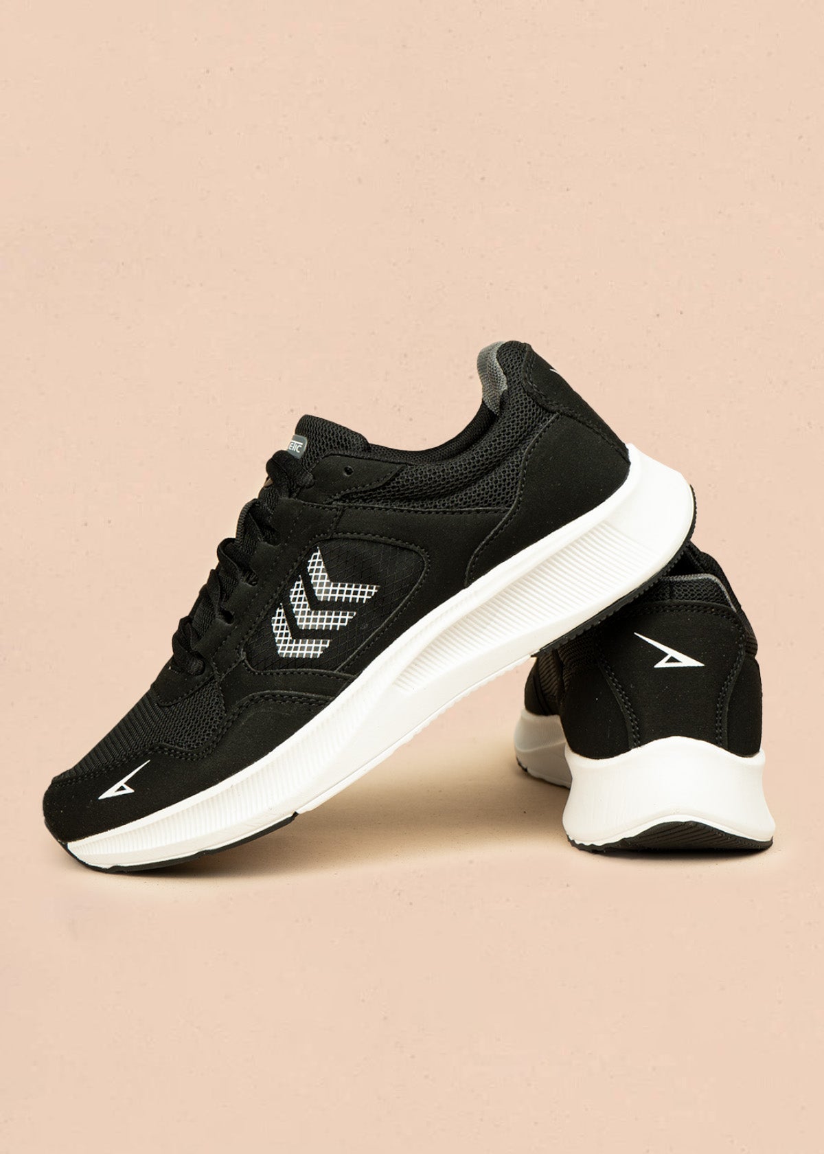 Tenis deportivos color negro blanco con malla en capellada 106444