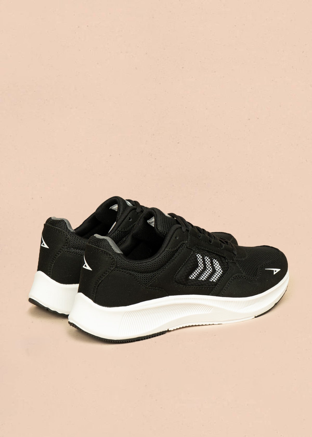 Tenis deportivos color negro blanco con malla en capellada 106444