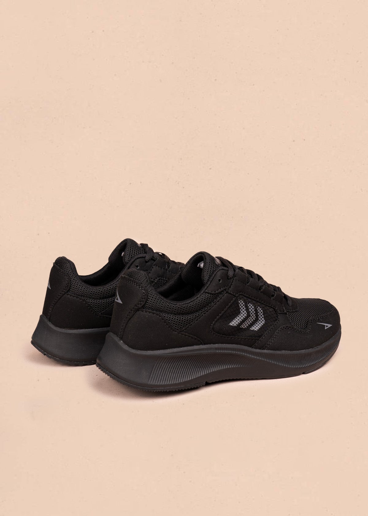 Tenis deportivos color negro con malla en capellada 106444