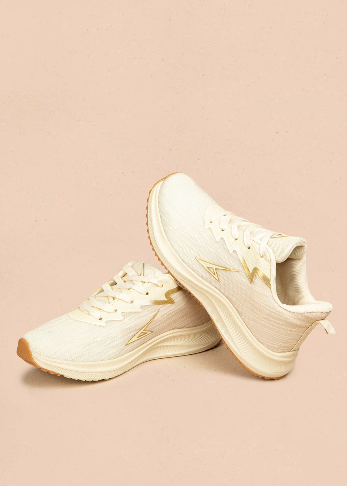 Tenis deportivos color beige con detalles dorados 106451