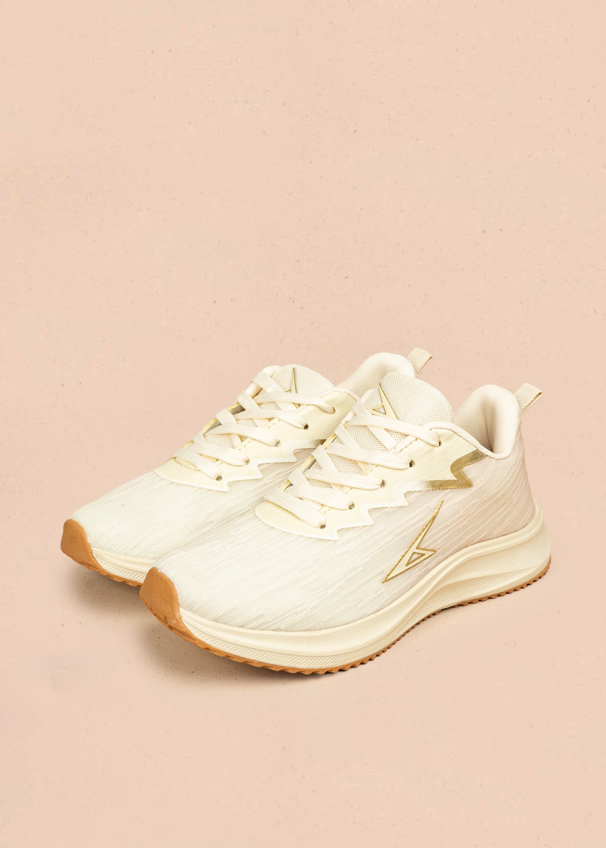 Tenis deportivos color beige con detalles dorados 106451