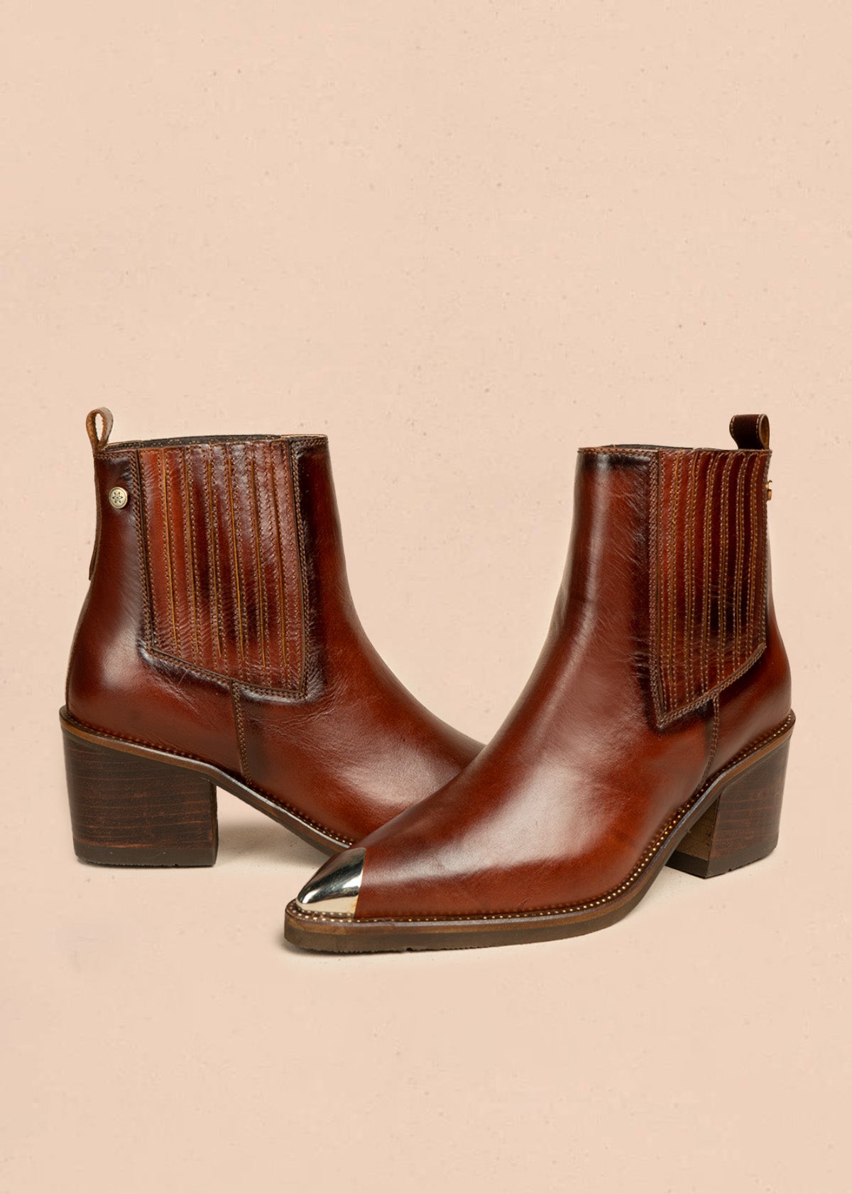 Botines de cuero color coñac acabado liso y punta plateada 106452