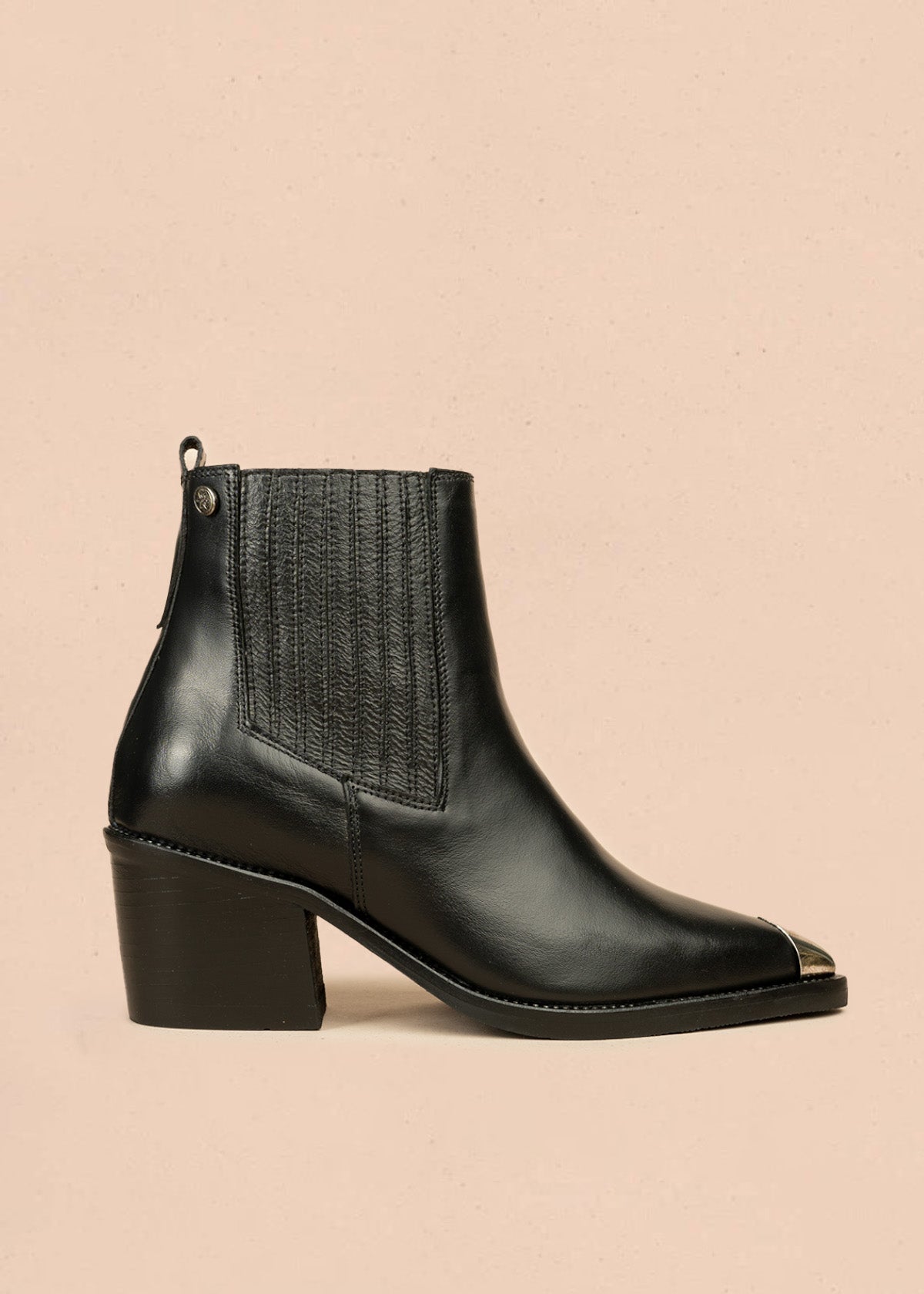 Botines de cuero color negro acabado liso y punta plateada 106452